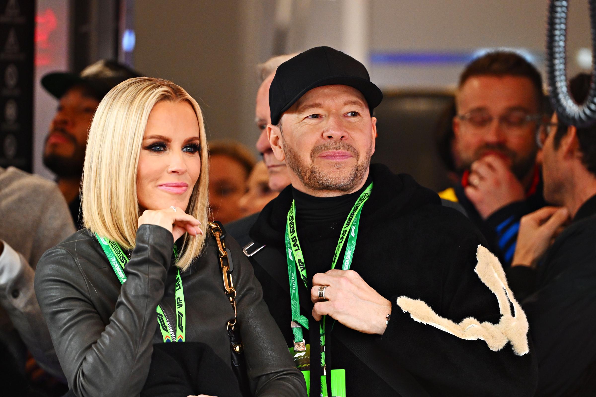 Jenny McCarthy stand ihrem Ehemann Donnie Wahlberg zur Seite, dessen Privatjet am Sonntagmorgen in Las Vegas von der Landebahn abkam. Später reagierte sie auf seinen Bericht über den beängstigenden Vorfall mit vier eindringlichen Worten. | Quelle: Getty Images