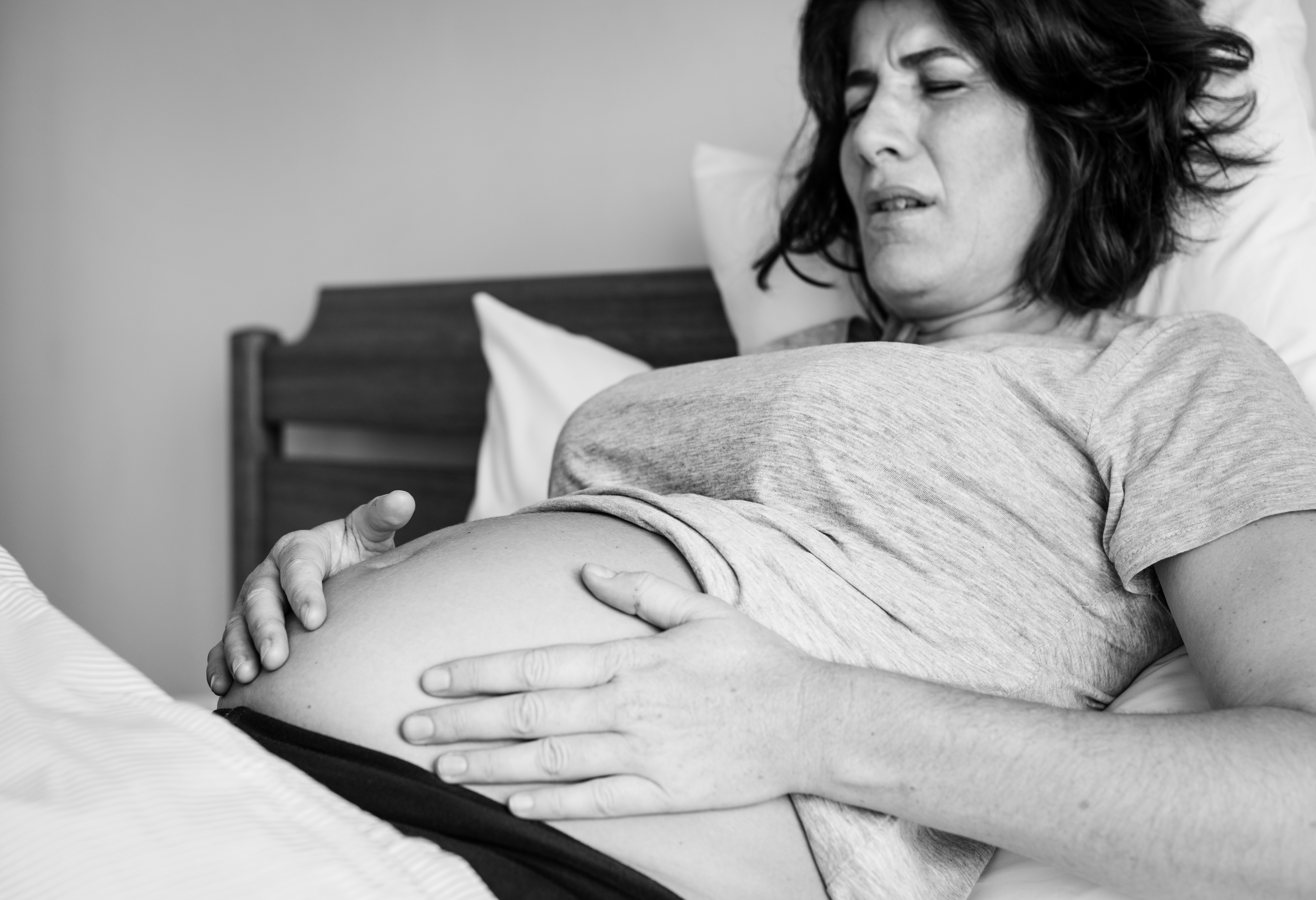 Frau mit Schmerzen nach der Geburt | Quelle: Freepik