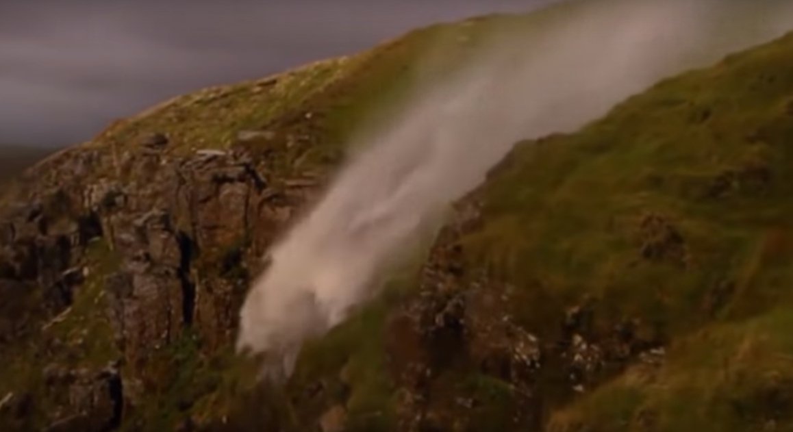 Ein unglaubliches Video zeigt, wie sich ein Wasserfall umdreht
