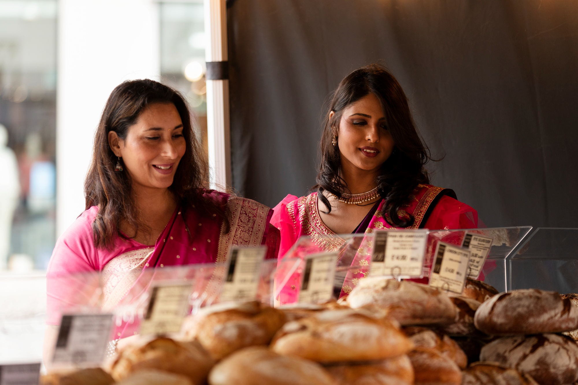 Zwei Frauen in einer Bäckerei | Quelle: Freepik