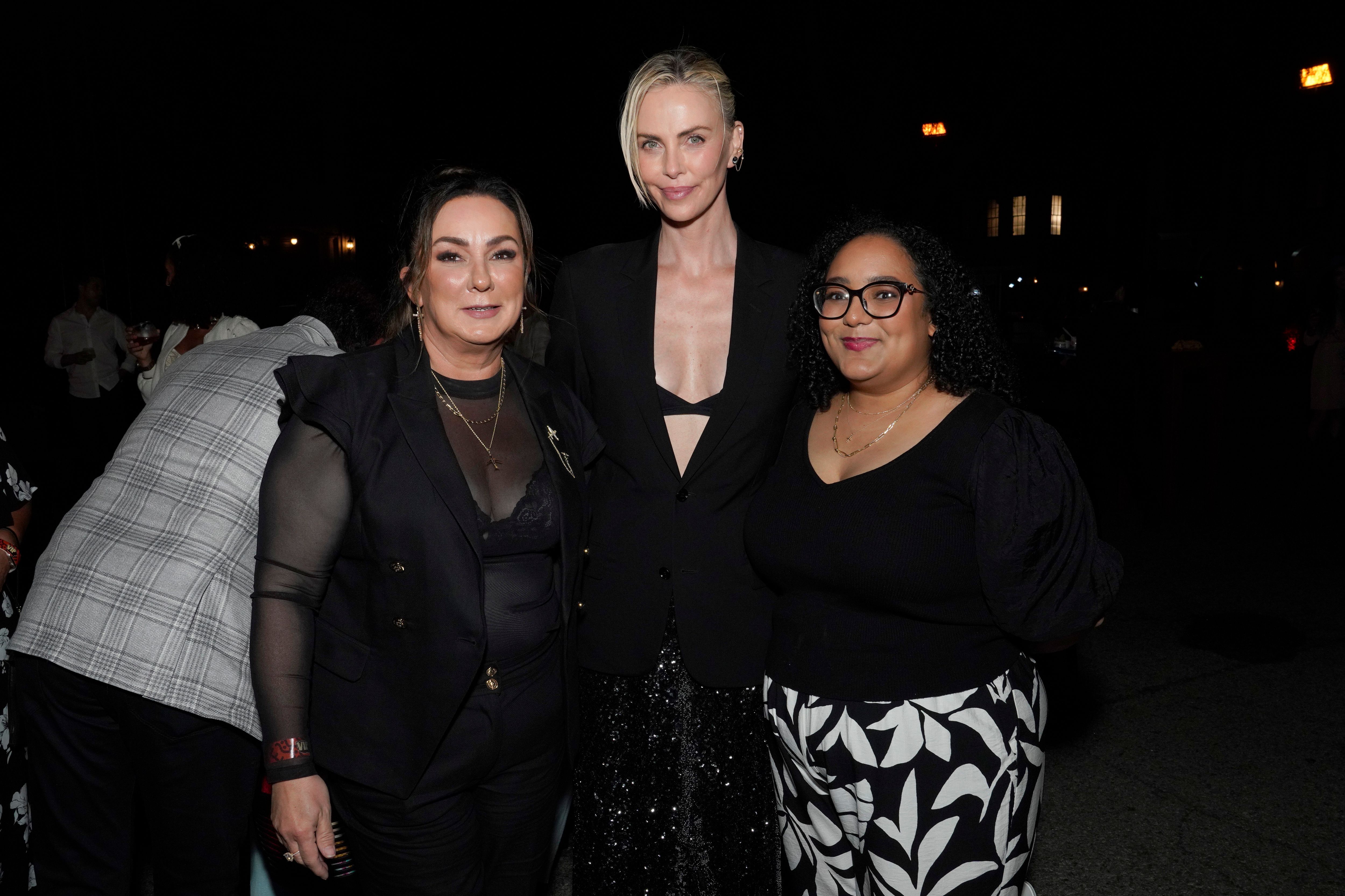 Charlize Theron und Gäste bei der Charlize Theron Africa Outreach Project (CTAOP) Block Party in Universal City, Kalifornien am 13. Juli 2024 | Quelle: Getty Images