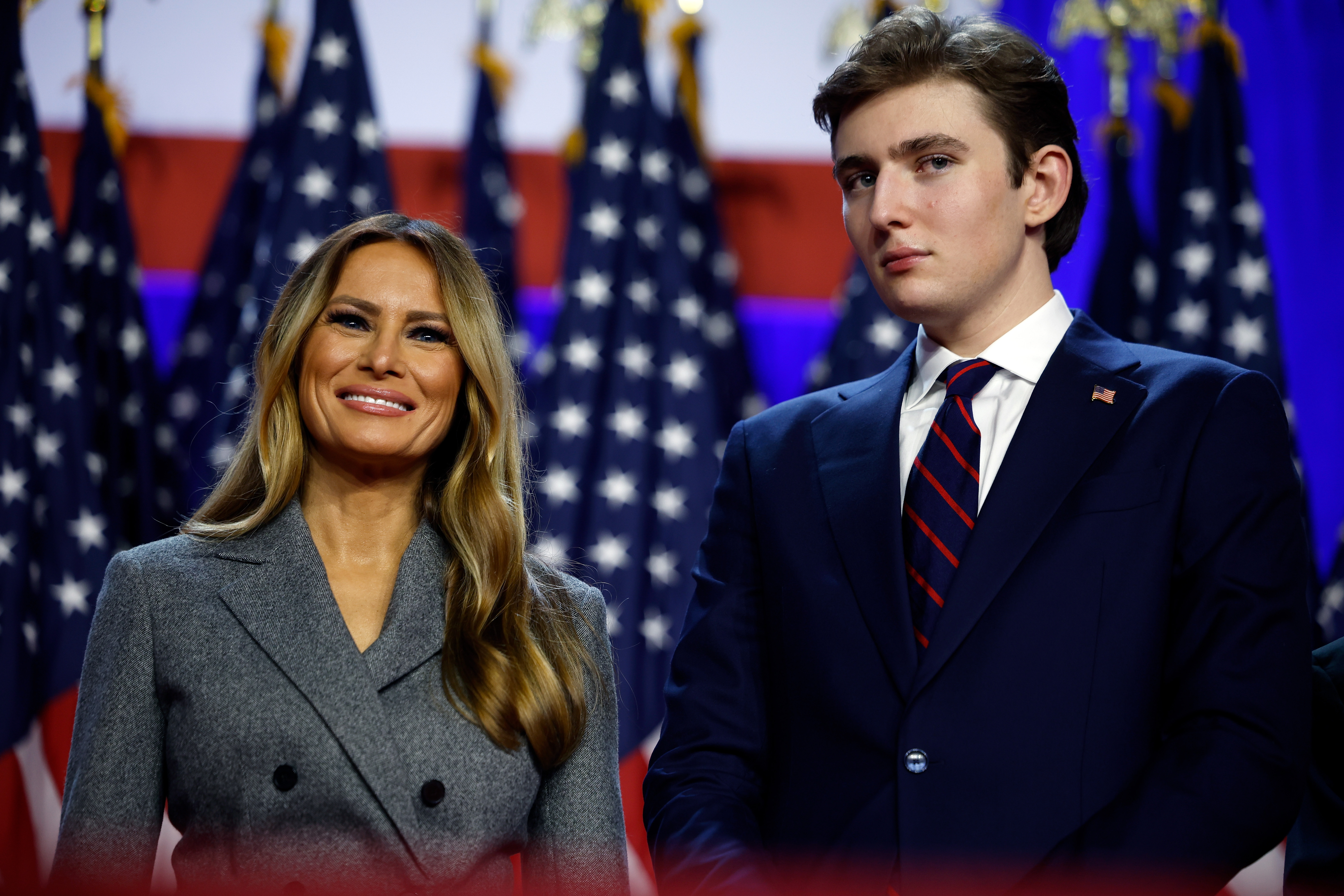 Melania Trump und Barron Trump sehen zu, wie Präsident Donald Trump während einer Wahlkampfveranstaltung im Palm Beach Convention Center am 6. November 2024 in Florida spricht. | Quelle: Getty Images