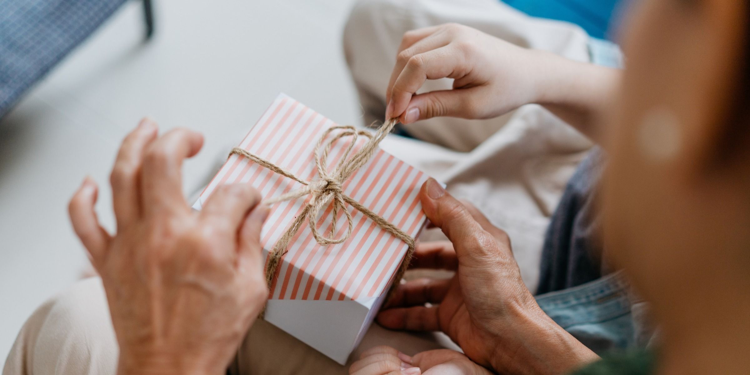 Eine Großmutter und ihr Enkelkind öffnen eine Geschenkbox | Quelle: Getty Images