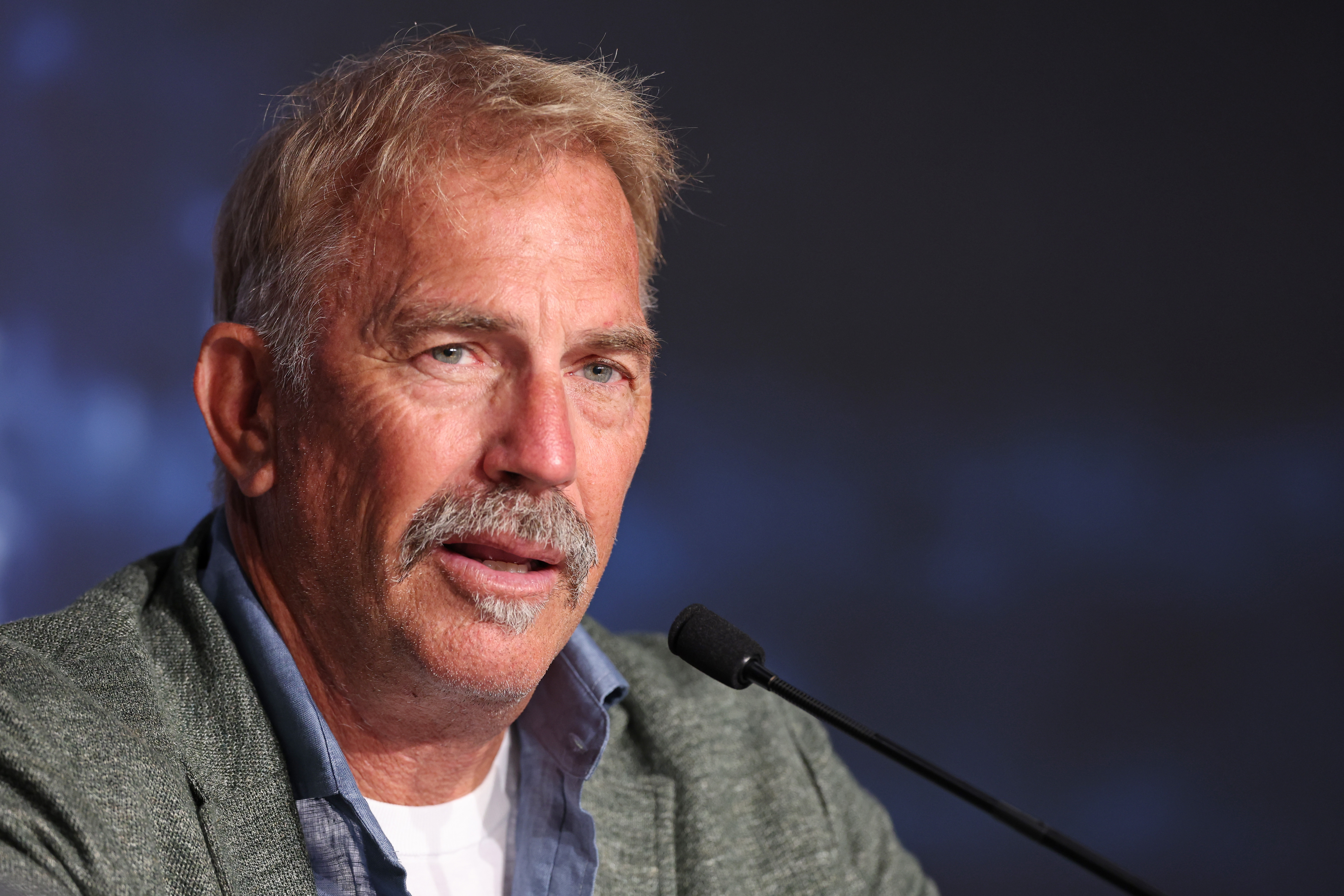 Kevin Costner nimmt an der Pressekonferenz zu "Horizon: An American Saga" bei den 77. jährlichen Filmfestspielen von Cannes teil am 20. Mai 2024 in Cannes, Frankreich. | Quelle: Getty Images