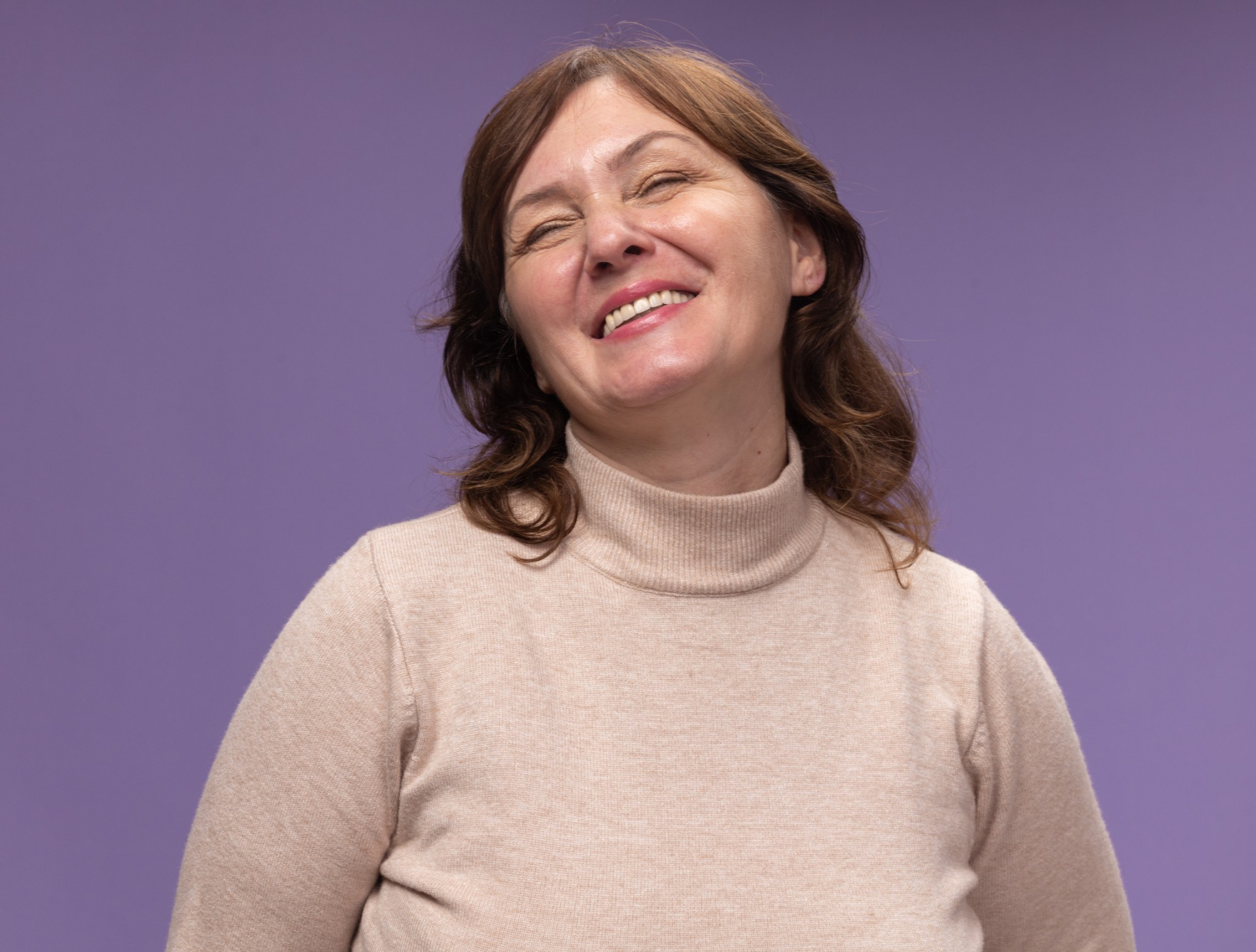 Eine lachende Seniorin | Quelle: Freepik