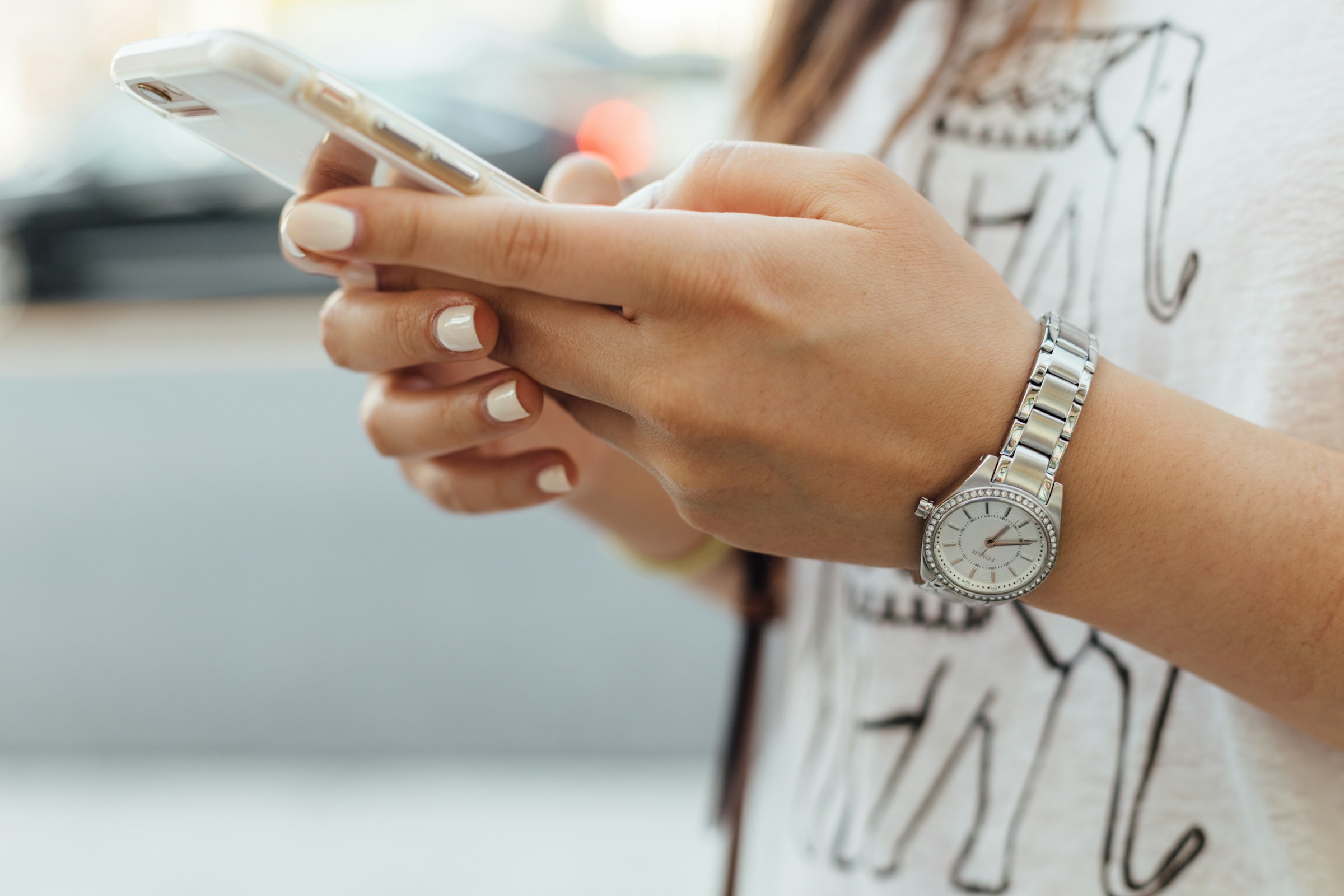 Eine Person hält ein Telefon | Quelle: Unsplash