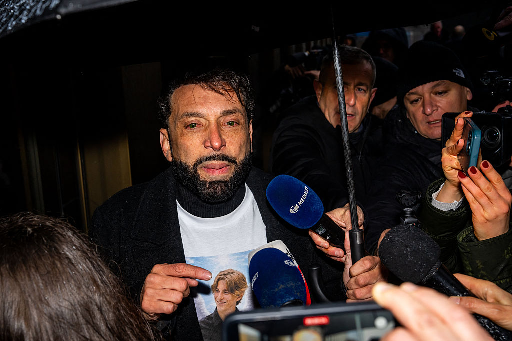 Christian Pidoux, der seinen Sohn Trystan bei dem Brand verloren hat, spricht vor einer Anhörung bei der Staatsanwaltschaft des Kantons Wallis in Sitten am 12. Februar 2026 mit den Medien | Quelle: Getty Images