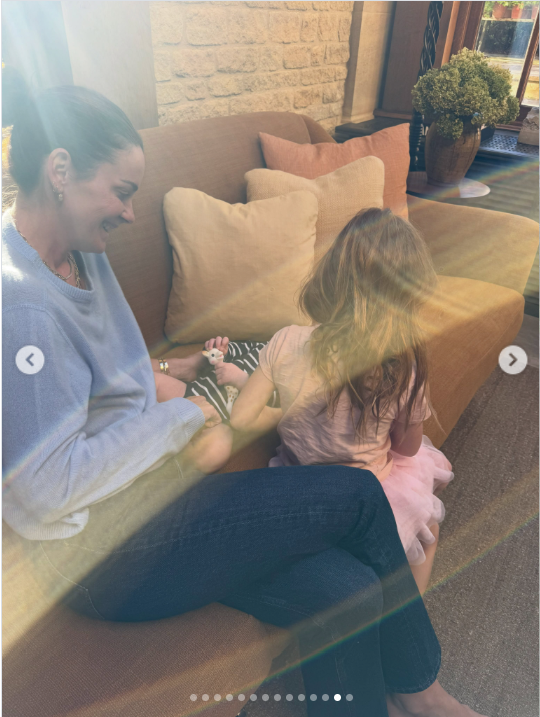 Prinzessin Lilibet verbringt Zeit mit dem kleinen Jack während Kelly McKee Zajfens Besuch in Großbritannien. | Quelle: Instagram/_heartmom_