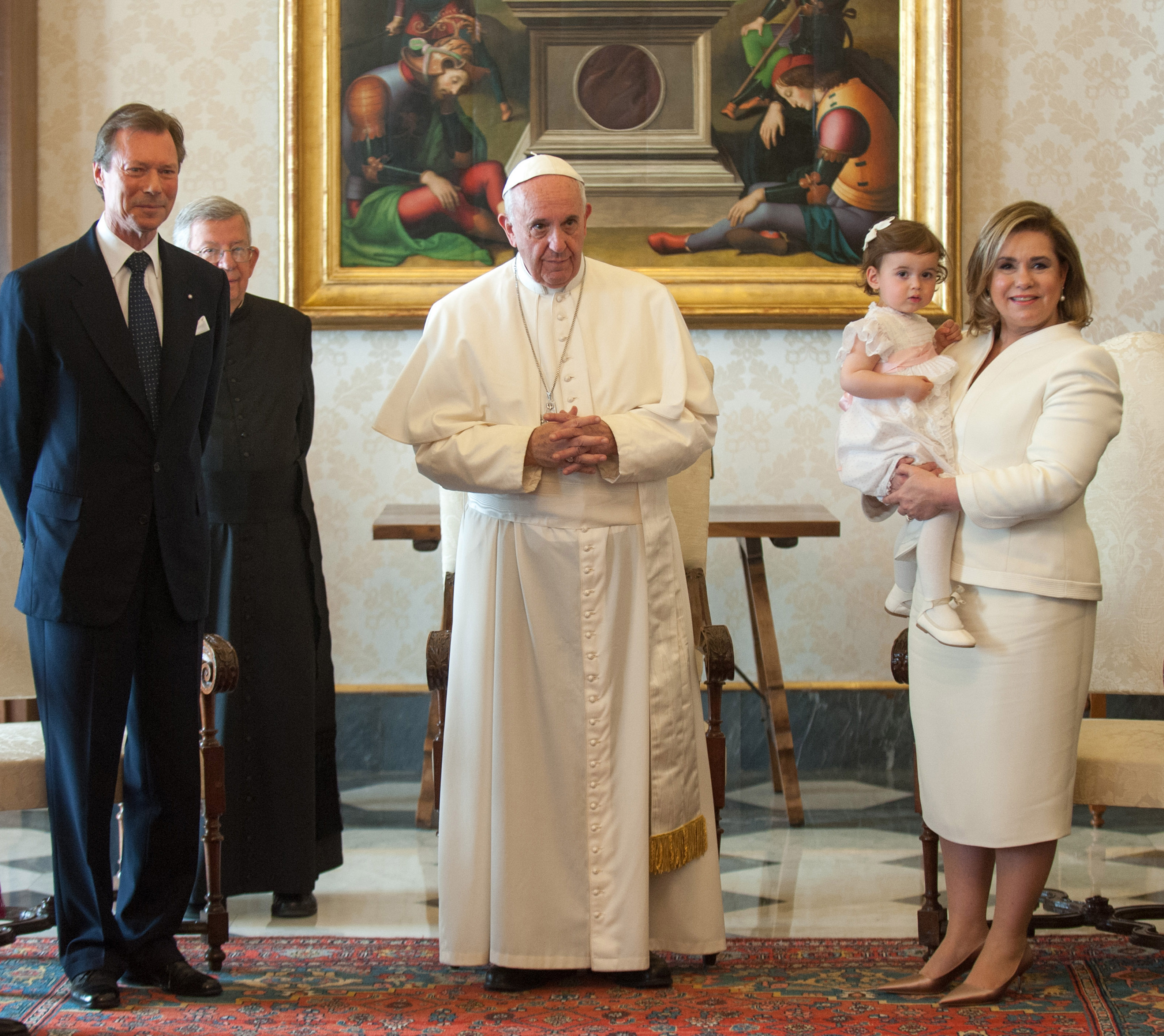 Papst Franziskus empfängt den Großherzog Henry von Luxemburg und die Großherzogin Maria Teresa von Luxemburg, die ihre Enkelin, die Prinzessin Amalia, im Arm halten, am 21. März 2016 in der Vatikanstadt | Quelle: Getty Images