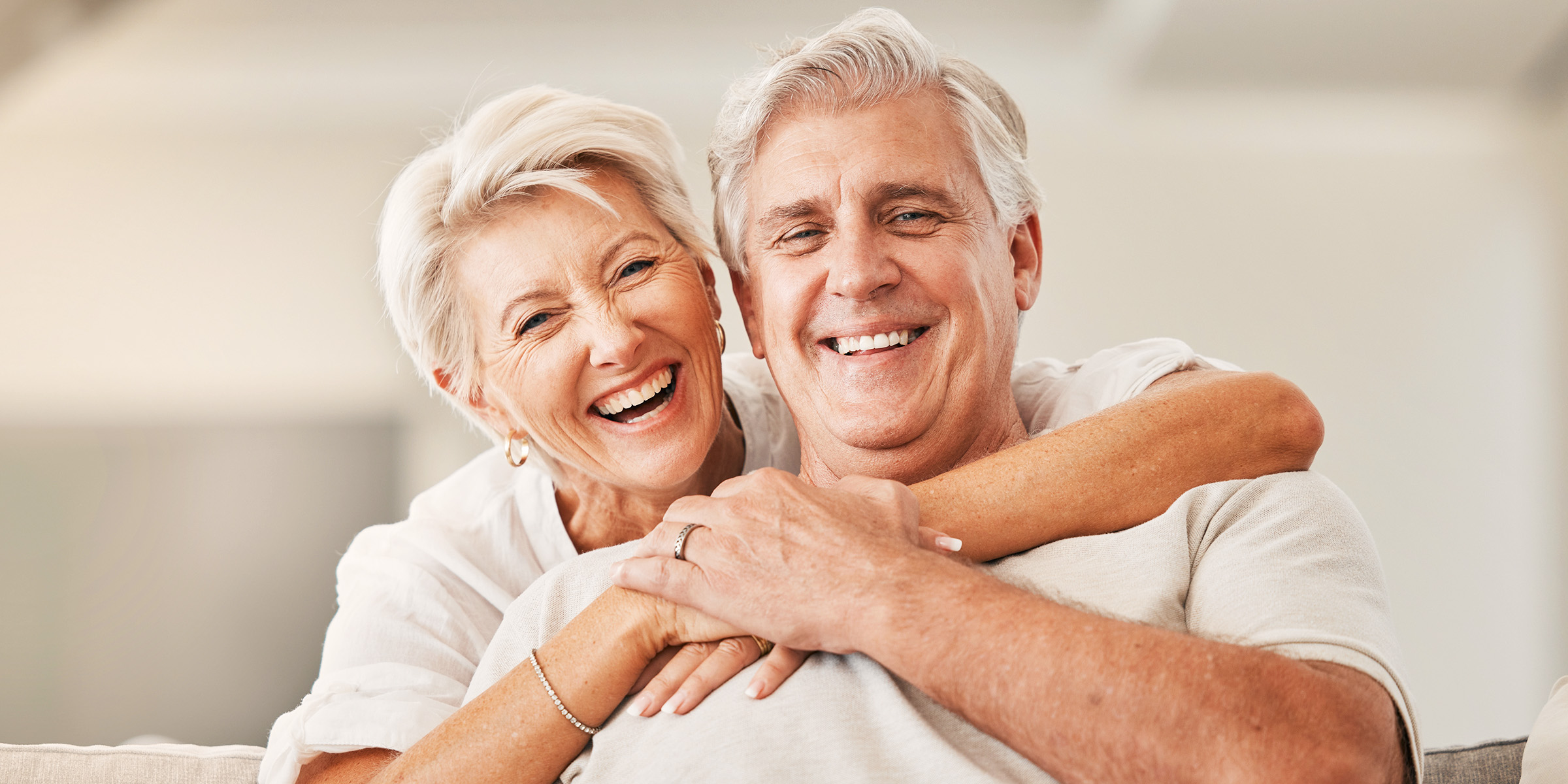Ein älteres Paar lächelt | Quelle: Shutterstock