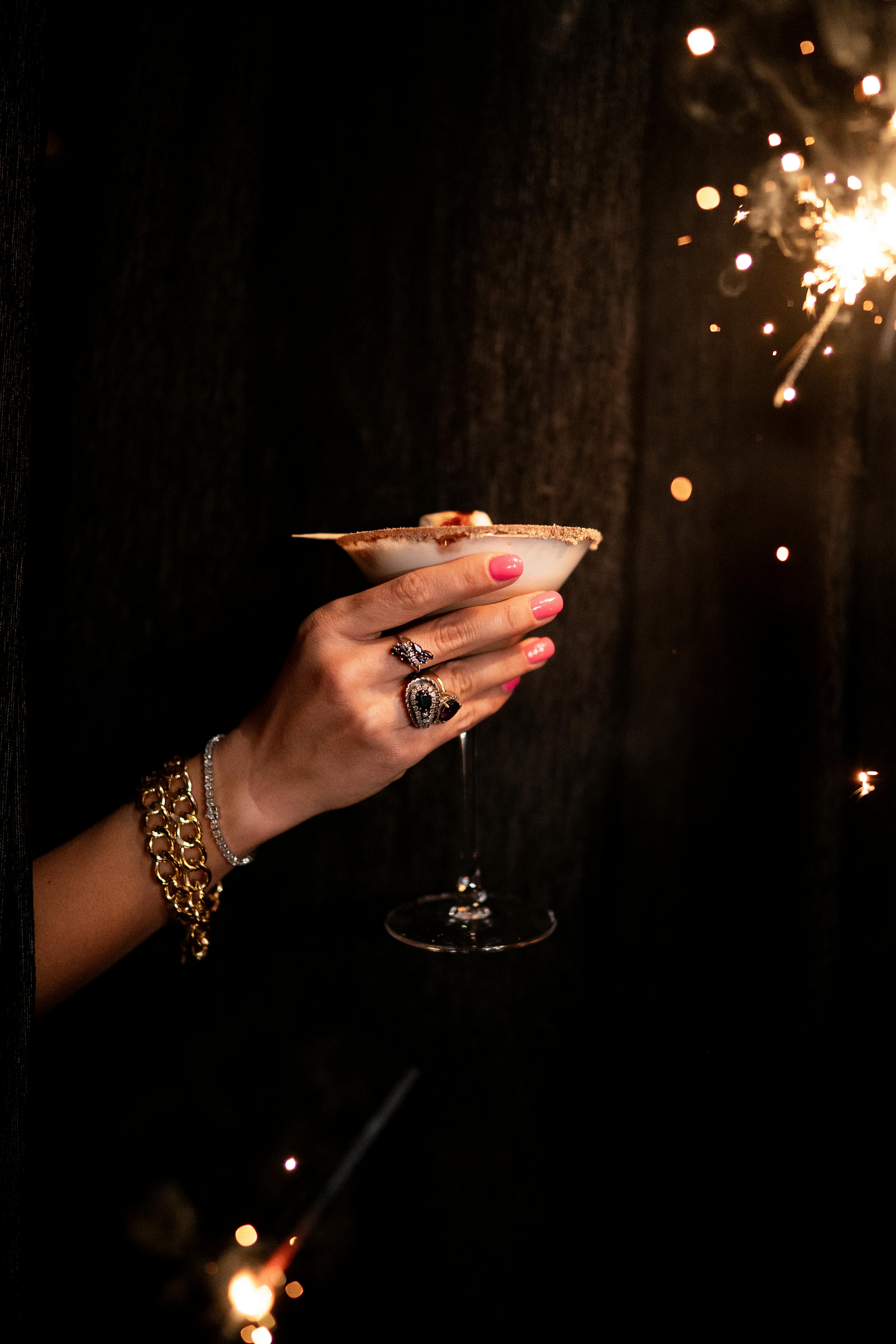 Eine Frau, die auf einer Party einen Toast ausspricht | Quelle: Pexels