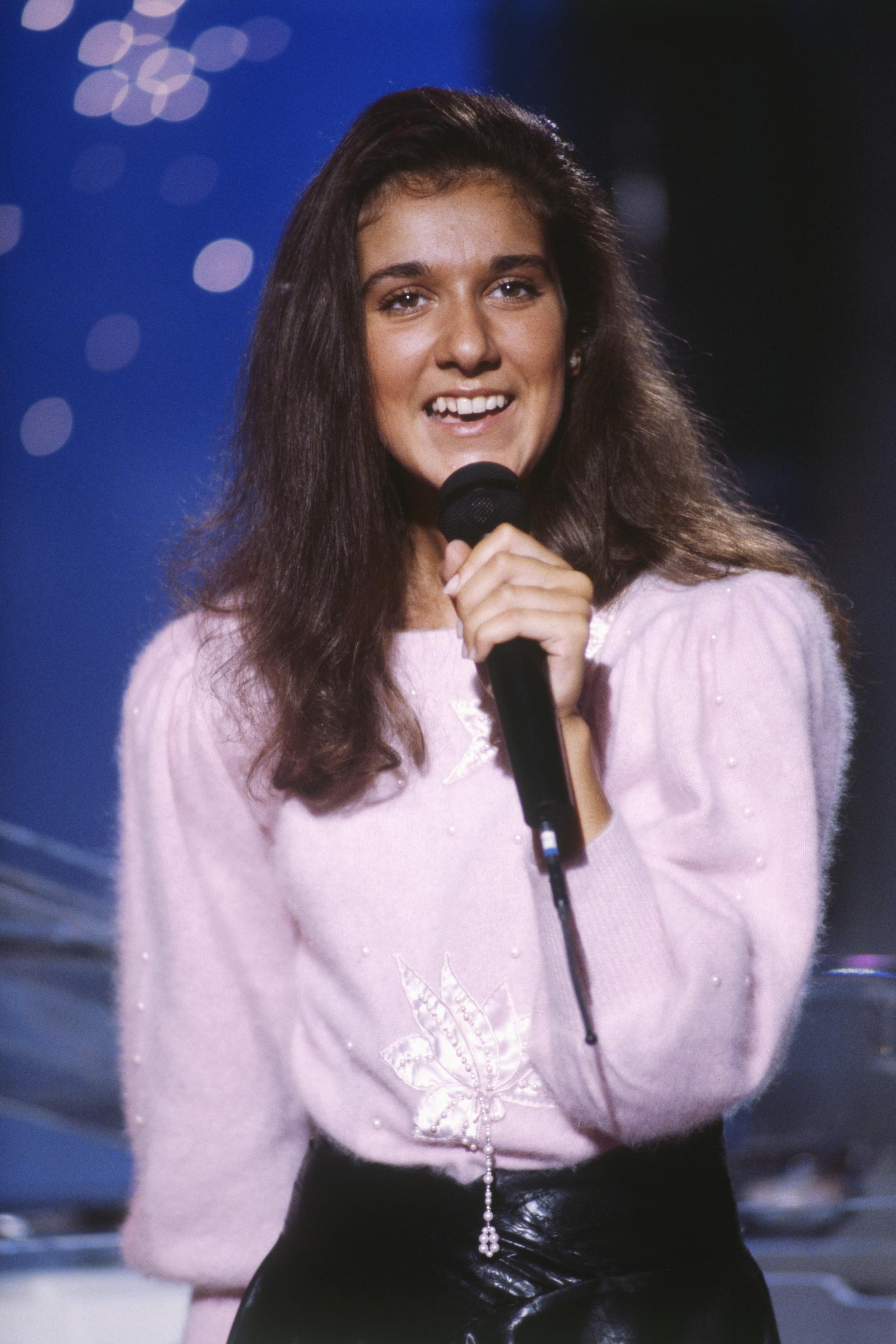 Céline Dion bei einem Auftritt in der Fernsehsendung „Champs Elysees“ im Jahr 1985. | Quelle: Getty Images
