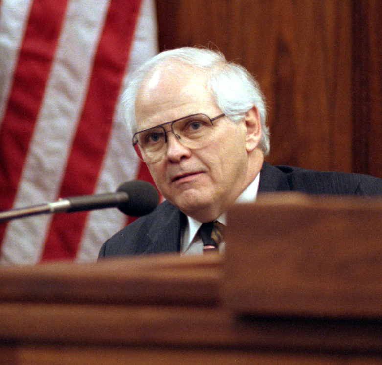 Der Bruder von Kitty Menendez, Brian Anderson, 1993 im Zeugenstand vor Gericht. | Quelle: Getty Images