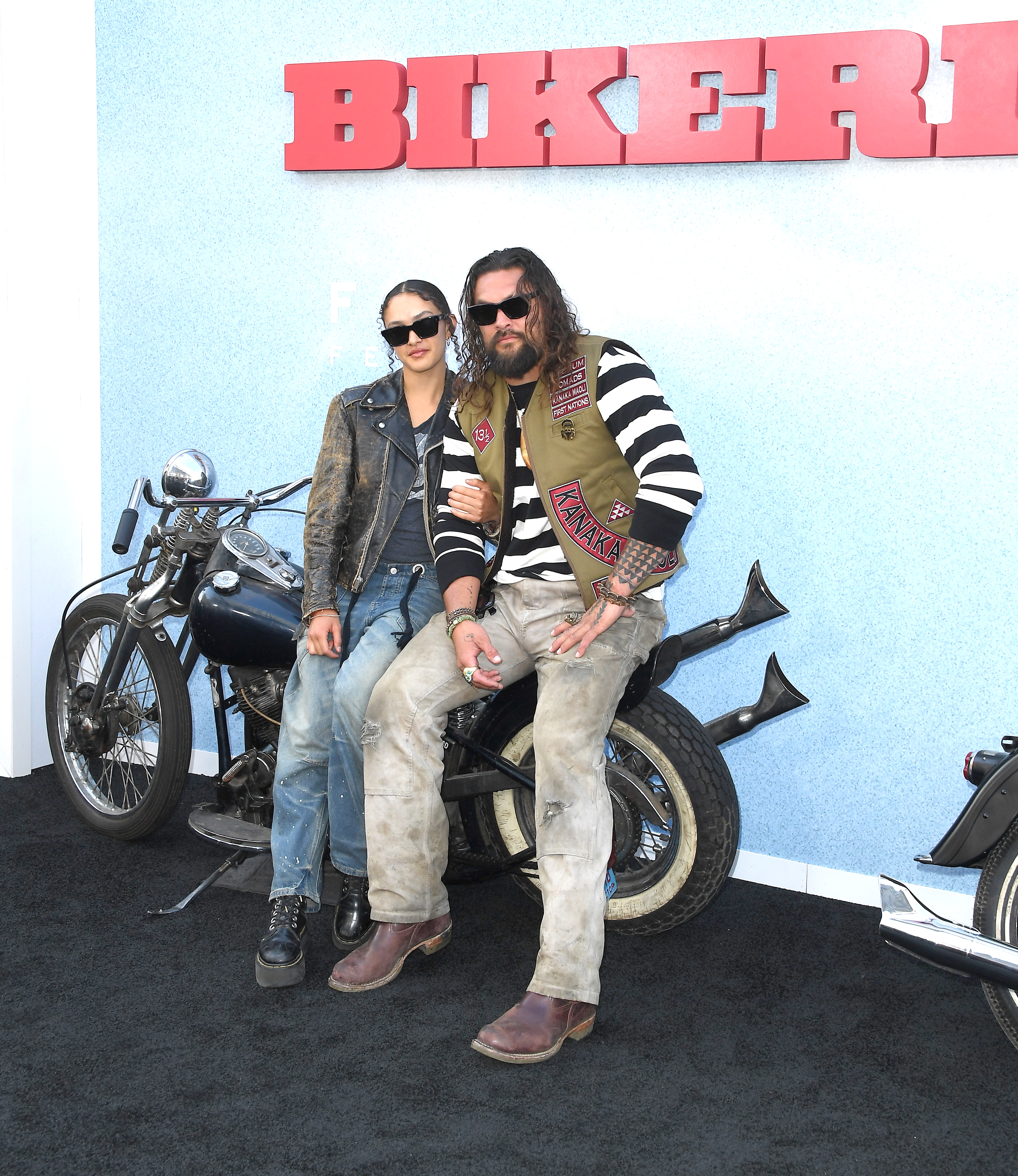 Lola und Jason Momoa bei der Los Angeles-Premiere von „The Bikeriders“ im Jahr 2024. | Quelle: Getty Images