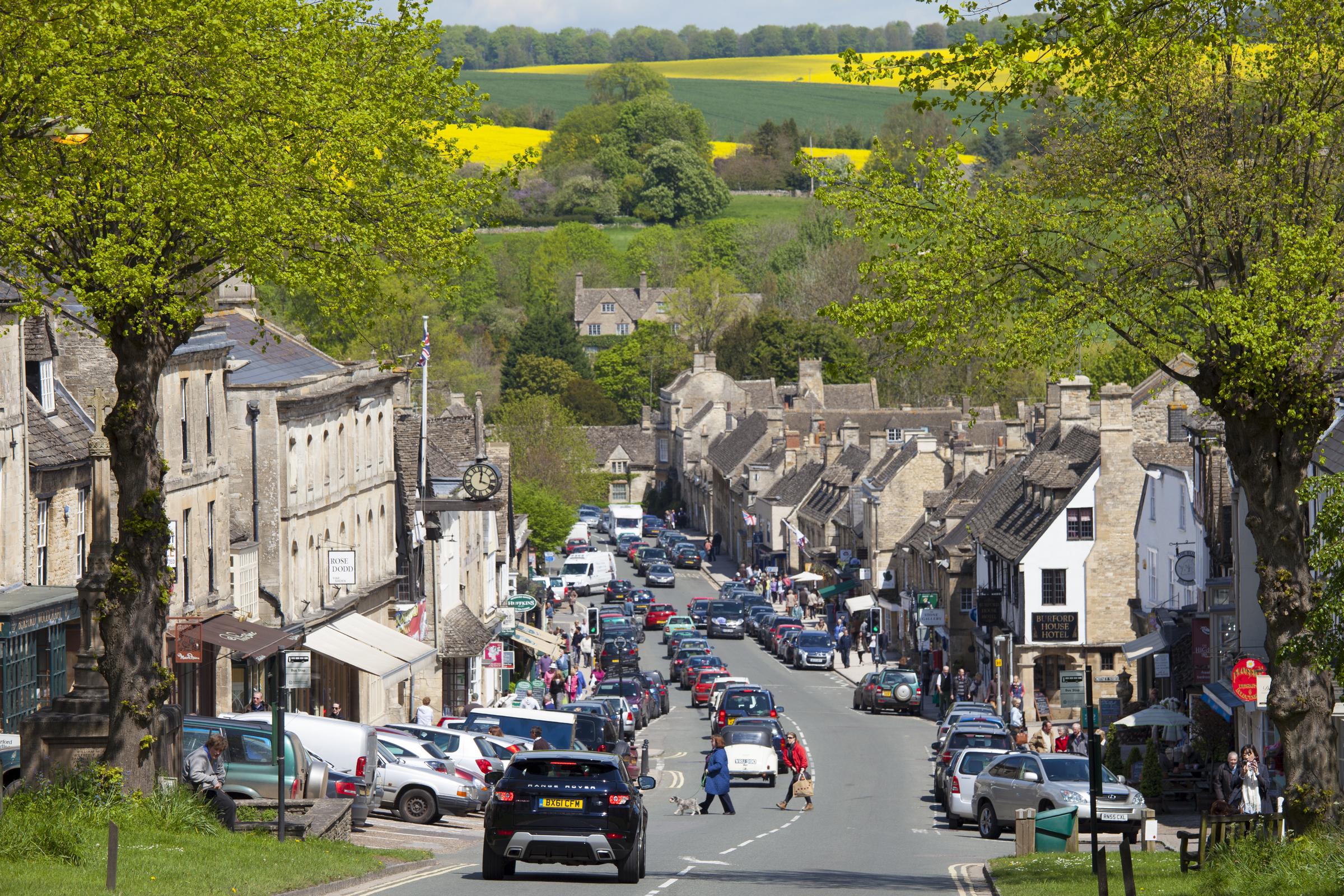 Die Stadt Burford liegt in den Cotswolds, der Region, in der sich die Sussexes aufhielten, während sie weiter nach einem Zuhause suchten. Für Harry bedeutete der Umzug eine ganz neue Art von Leben in Großbritannien – eines, in dem seine Familie im Mittelpunkt stand und nicht mehr seine frühere Rolle als aktives Mitglied der Königsfamilie. | Quelle: Getty Images