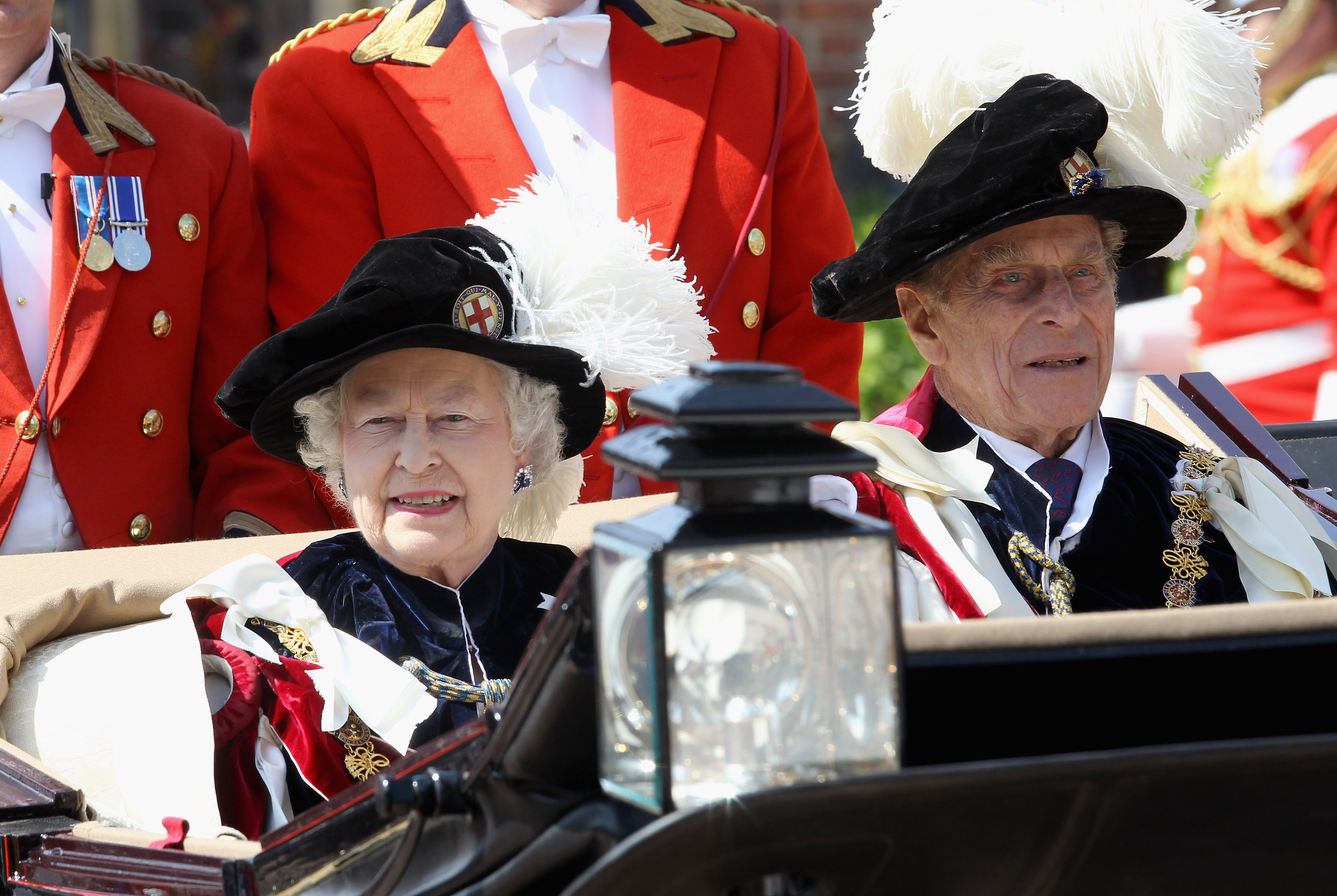 Königin Elisabeth II. und Prinz Philip nahmen im Juni 2011 am Gottesdienst des Hosenbandordens im Schloss Windsor teil. Jahrzehnte zuvor hatte das Paar beschlossen, dass seine direkten Nachkommen unter bestimmten Umständen den Namen Mountbatten-Windsor tragen sollten, während Windsor weiterhin der Name des Königshauses blieb. | Quelle: Getty Images