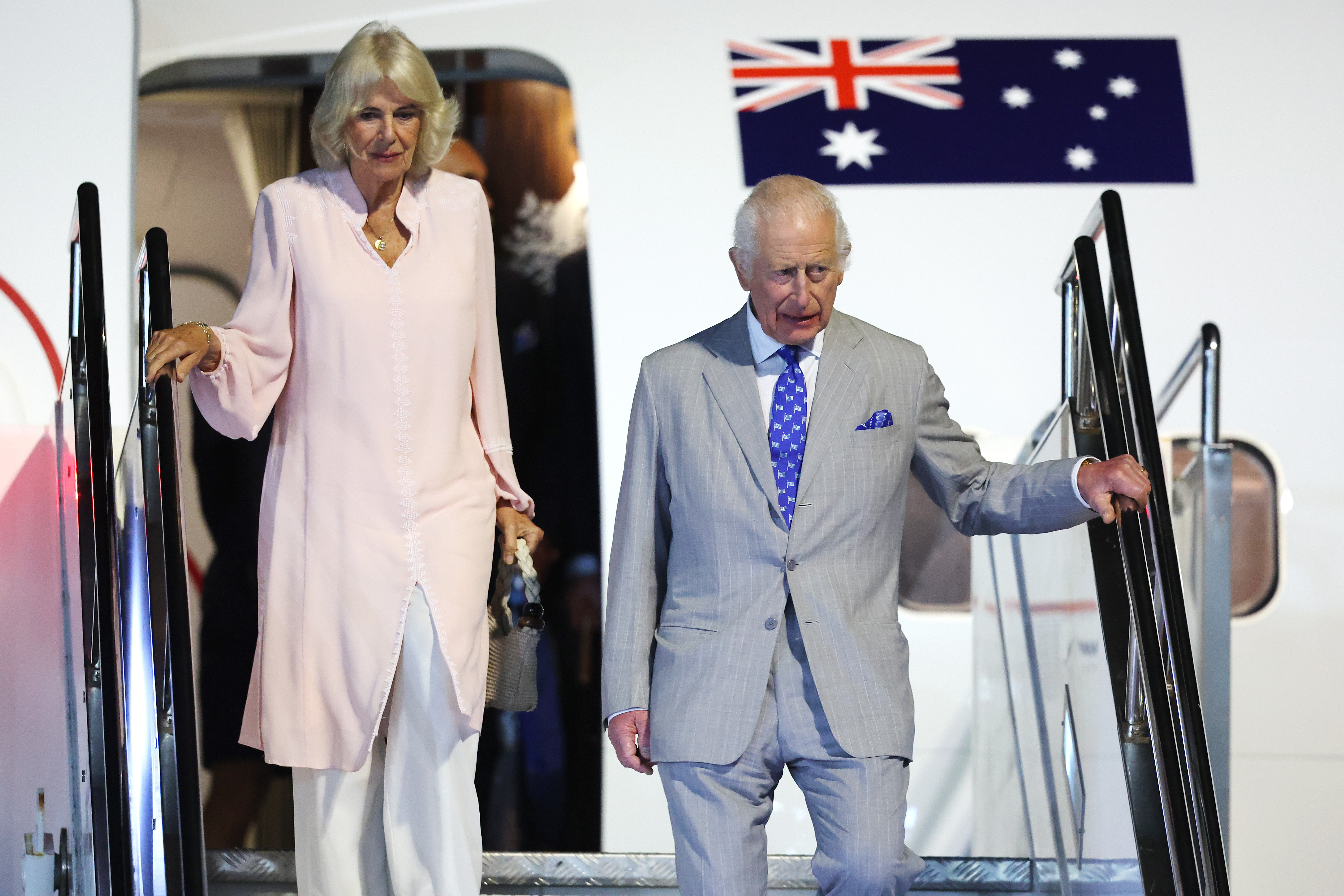 König Charles III. und Königin Camilla kommen am 23. Oktober 2024 am Faleolo International Airport in Apia, Samoa, an. | Quelle: Getty Images