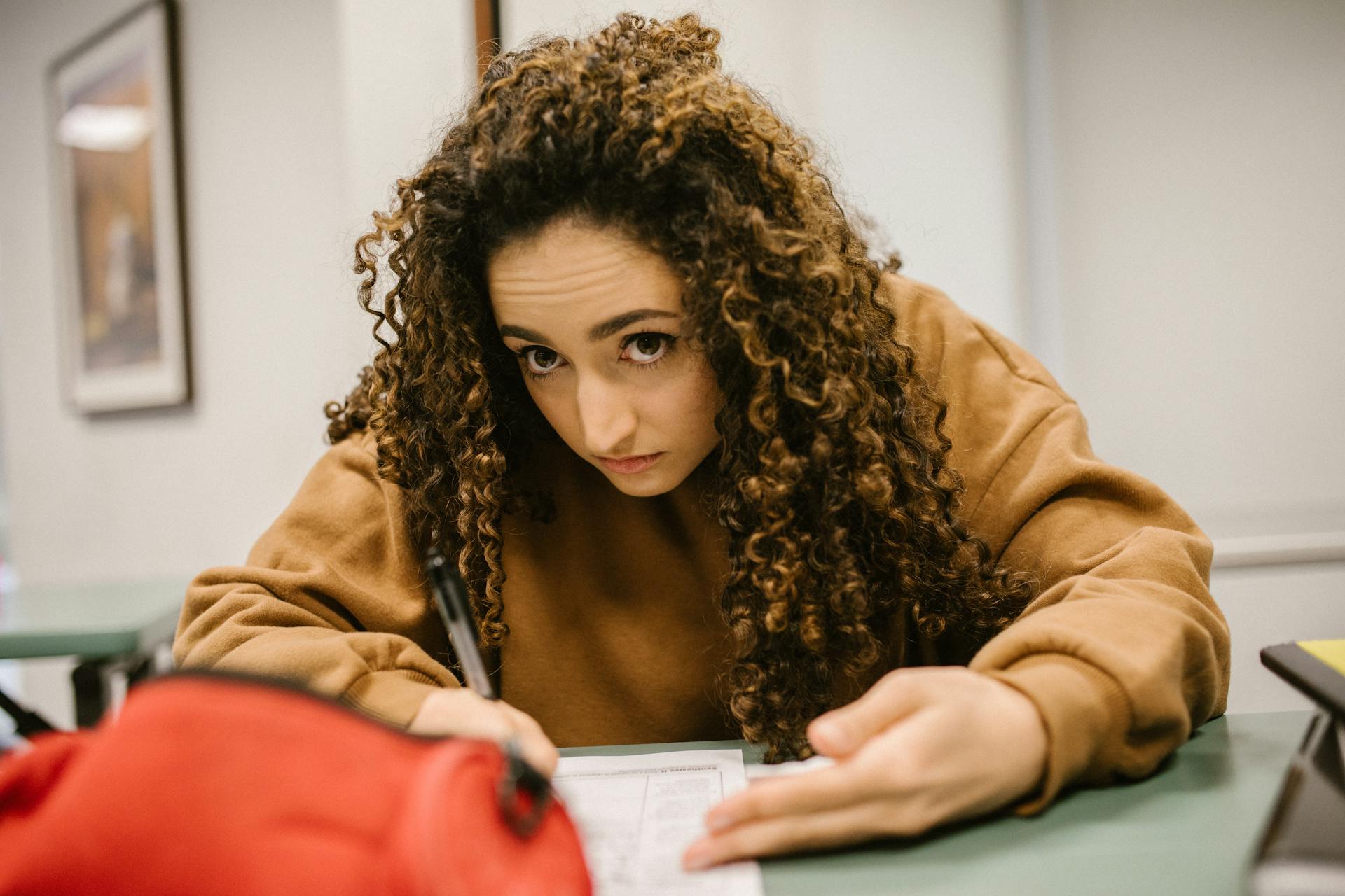 Ein Teenager-Mädchen in einer Highschool-Klasse | Quelle: Pexels