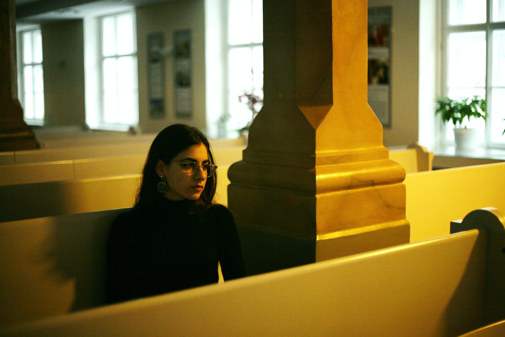 Eine Frau, die in einer Kirche sitzt | Quelle: Pexels