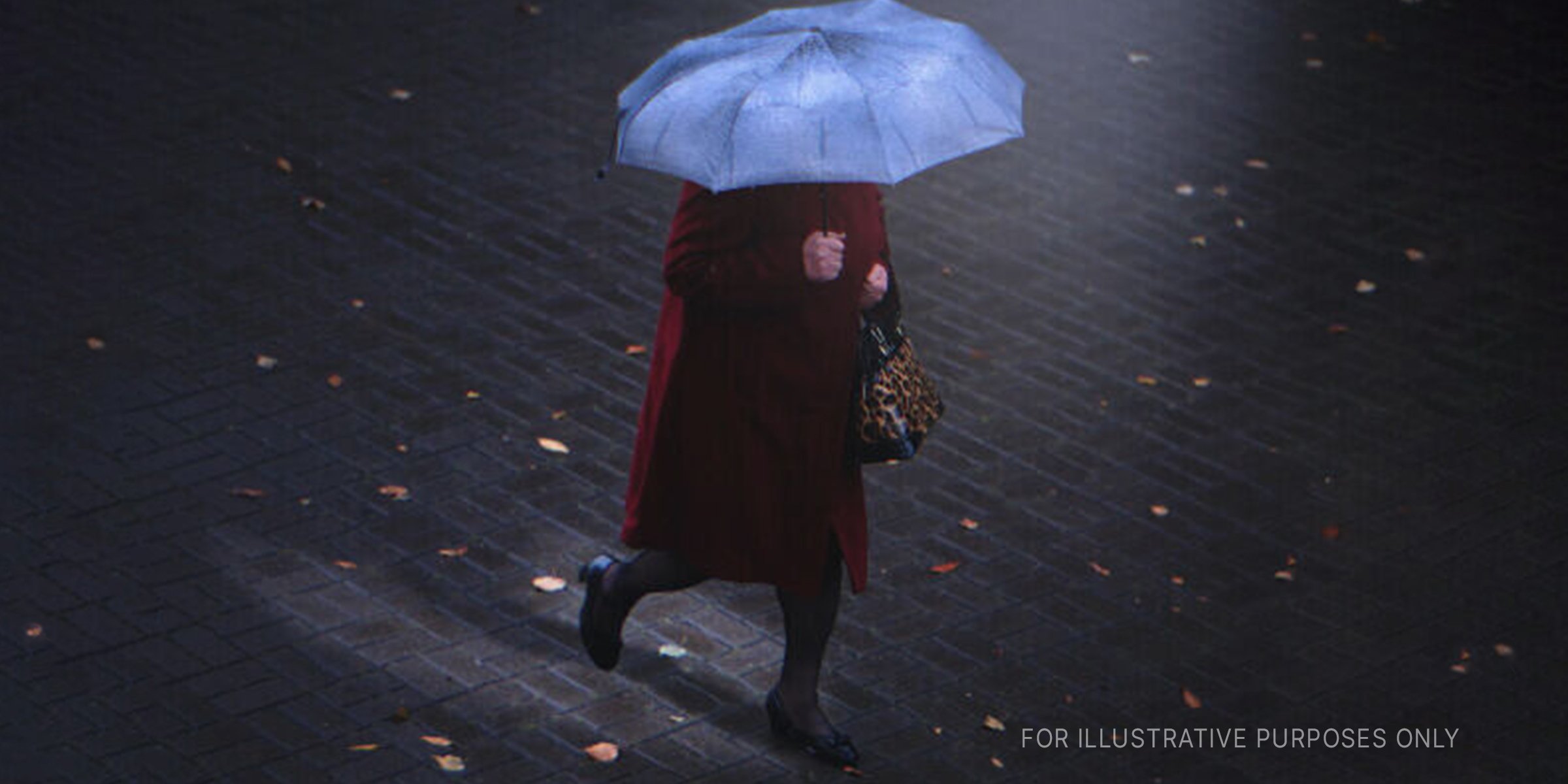 Eine Frau geht auf der Straße. | Quelle: Shutterstock