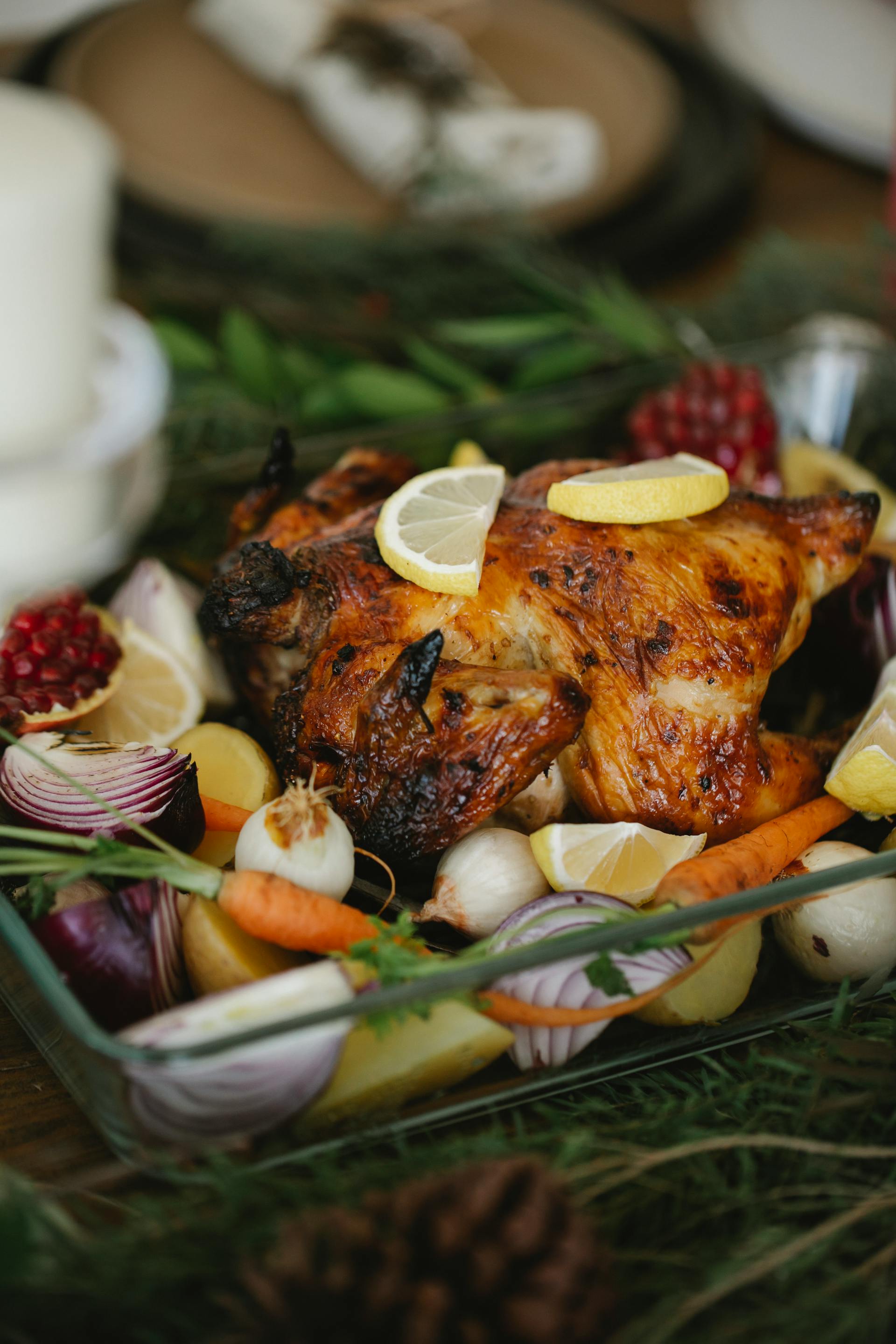 Ein Foto, das gebratenes Huhn in einem Gericht mit Gemüse zeigt | Quelle: Pexels