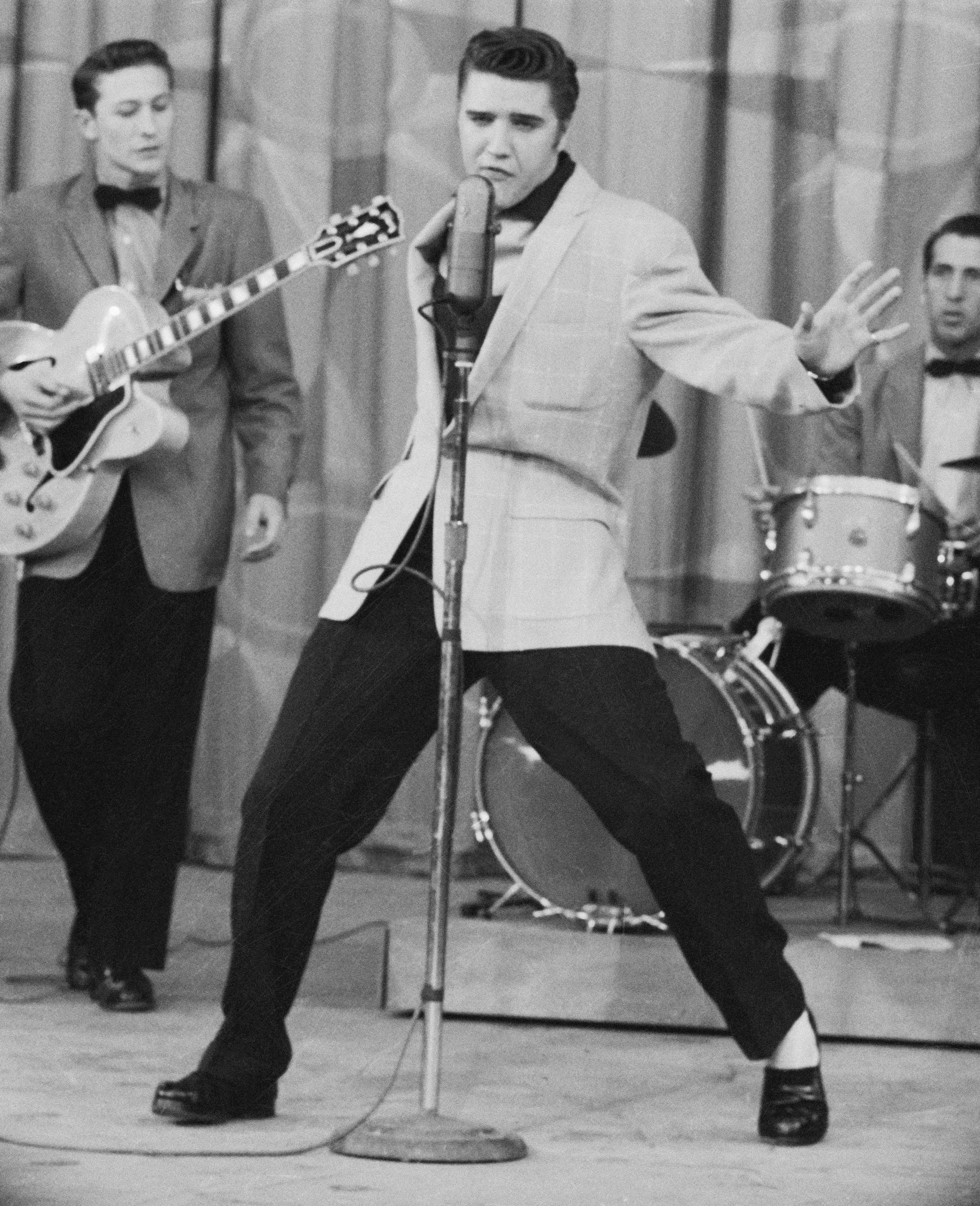 Elvis Presley tritt am 22. Juni 1956 auf der Bühne auf | Quelle: Getty Images