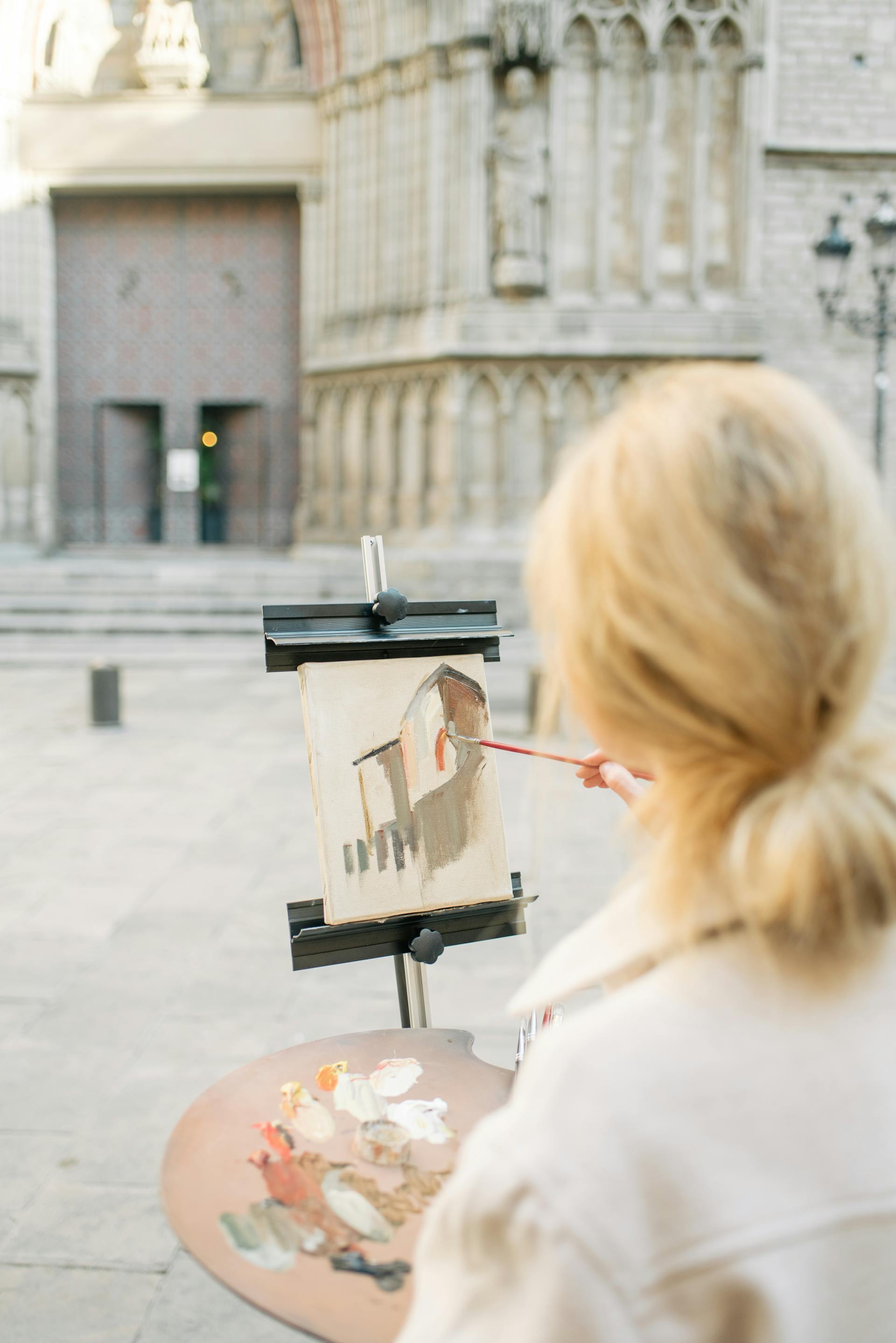 Frau malt eine Kathedrale | Quelle: Pexels