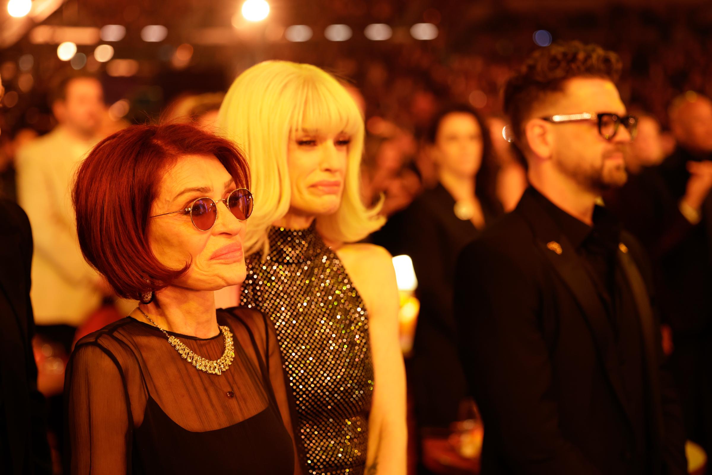 Sharon, Kelly und Jack Osbourne bei der 68. Grammy-Verleihung am 1. Februar 2026 in Kalifornien. | Quelle: Getty Images