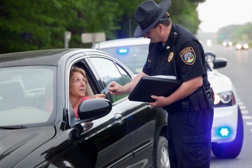 Frau bekommt Strafzettel | Quelle: Getty Images