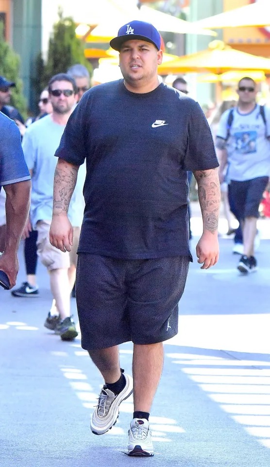 Rob Kardashian wurde im Freien fotografiert, als er ein schwarzes Nike-T-Shirt, Shorts und eine LA-Baseballkappe trug. Das Bild zeigt seine vollere Figur aus einer Zeit, in der er zunehmend offen über seine Probleme mit dem Gewicht und seinem Körperbild sprach. | Quelle: The Mega Agency.