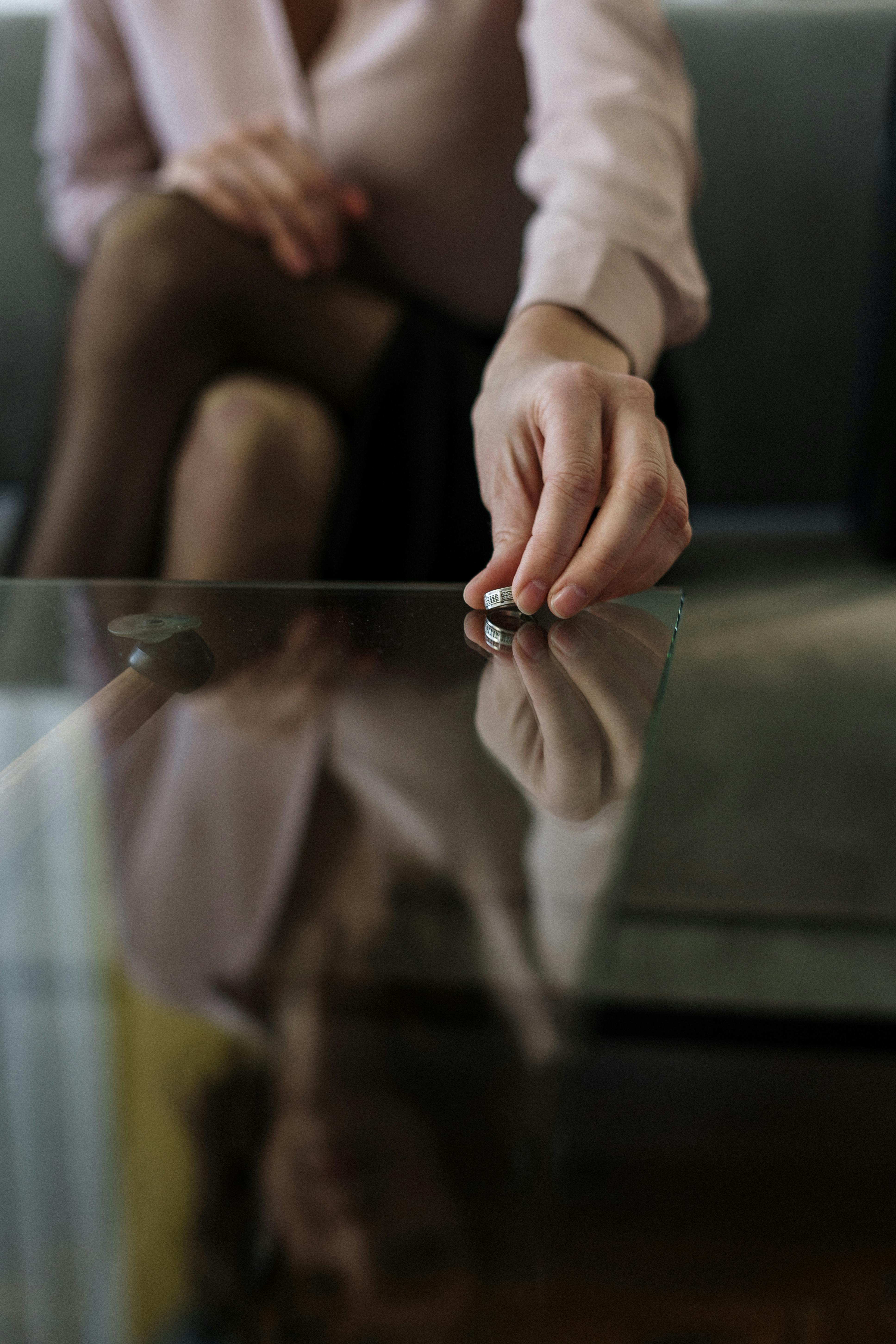 Frau lässt Ring auf dem Tisch liegen | Quelle: Pexels