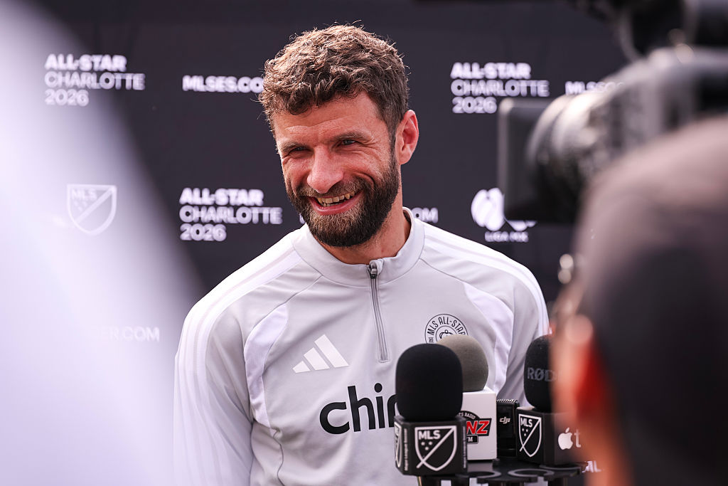 Thomas Müller von den MLS All-Stars spricht am 28. Juli 2026 im Atrium Health Performance Center in Charlotte, North Carolina, vor dem Spiel gegen die Mannschaft aus der LIGA MX in der Mixzone mit den Medien. | Quelle: Getty Images