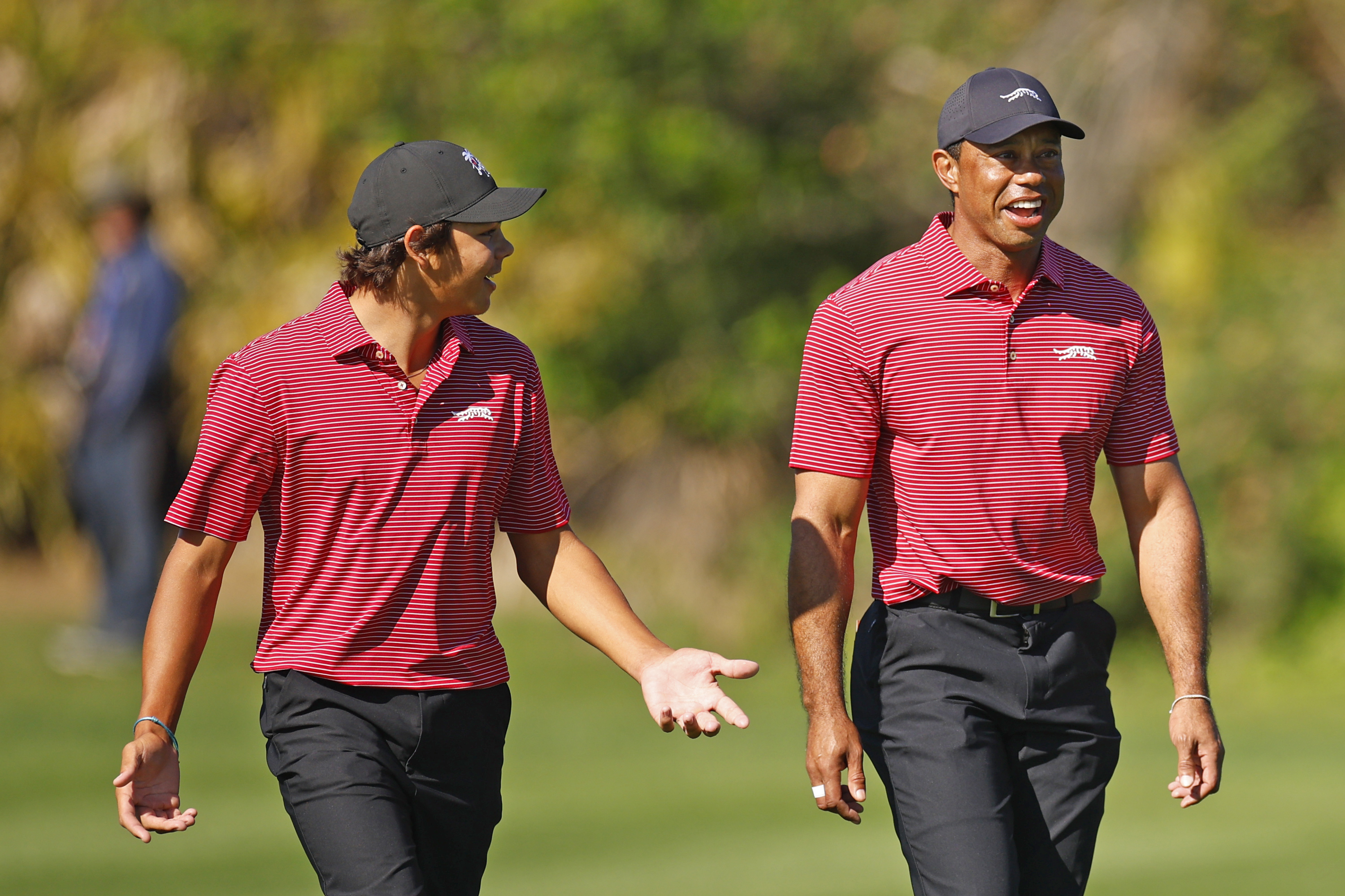 Tiger Woods und sein Sohn Charlie gehen während der zweiten Runde der PNC Championship 2024 in Orlando am 22. Dezember 2024 über das vierte Loch | Quelle: Getty Images