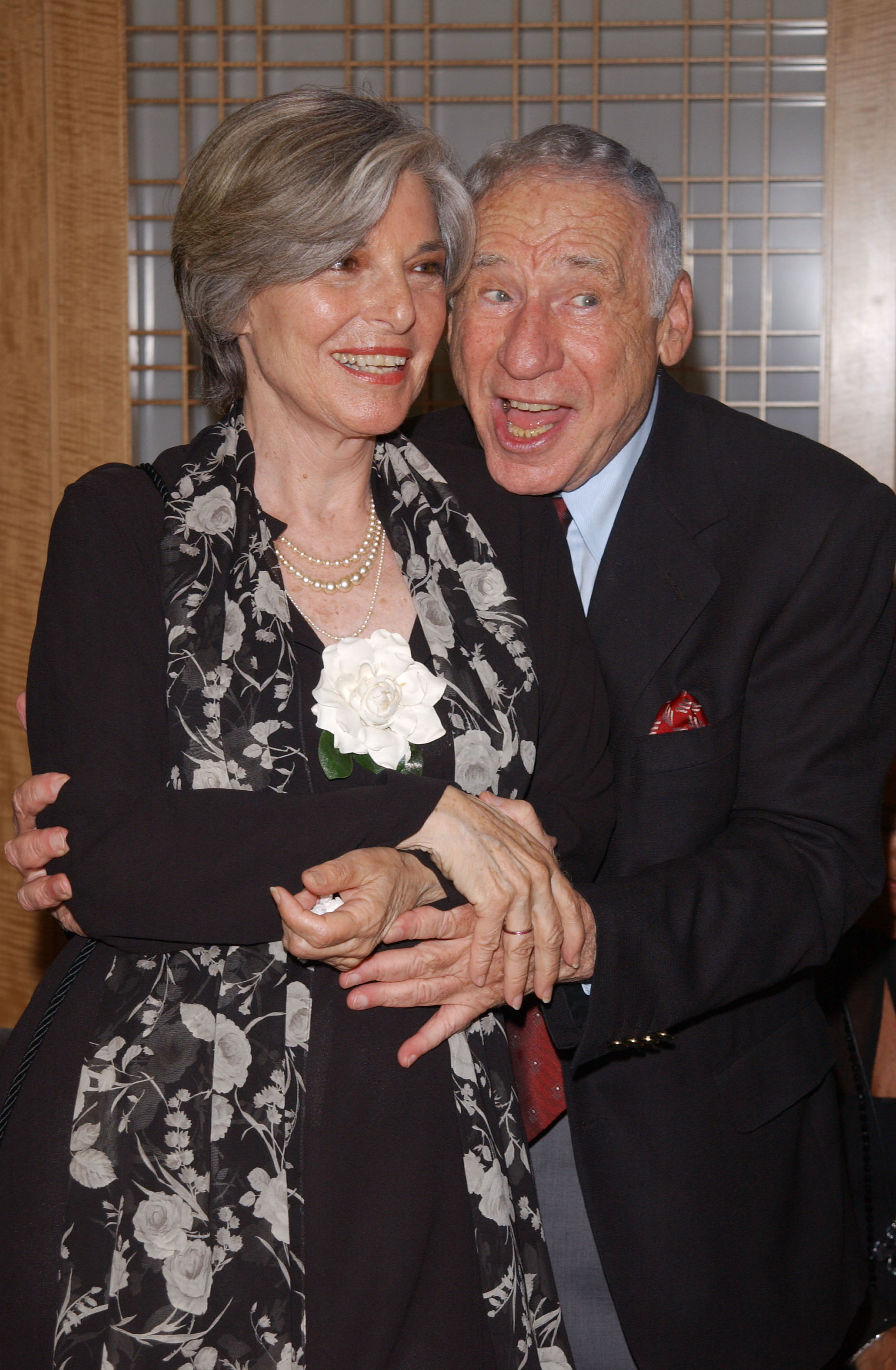 Mel Brooks und Anne Bancroft in New York City, am 24. Juni 2002. | Quelle: Getty Images