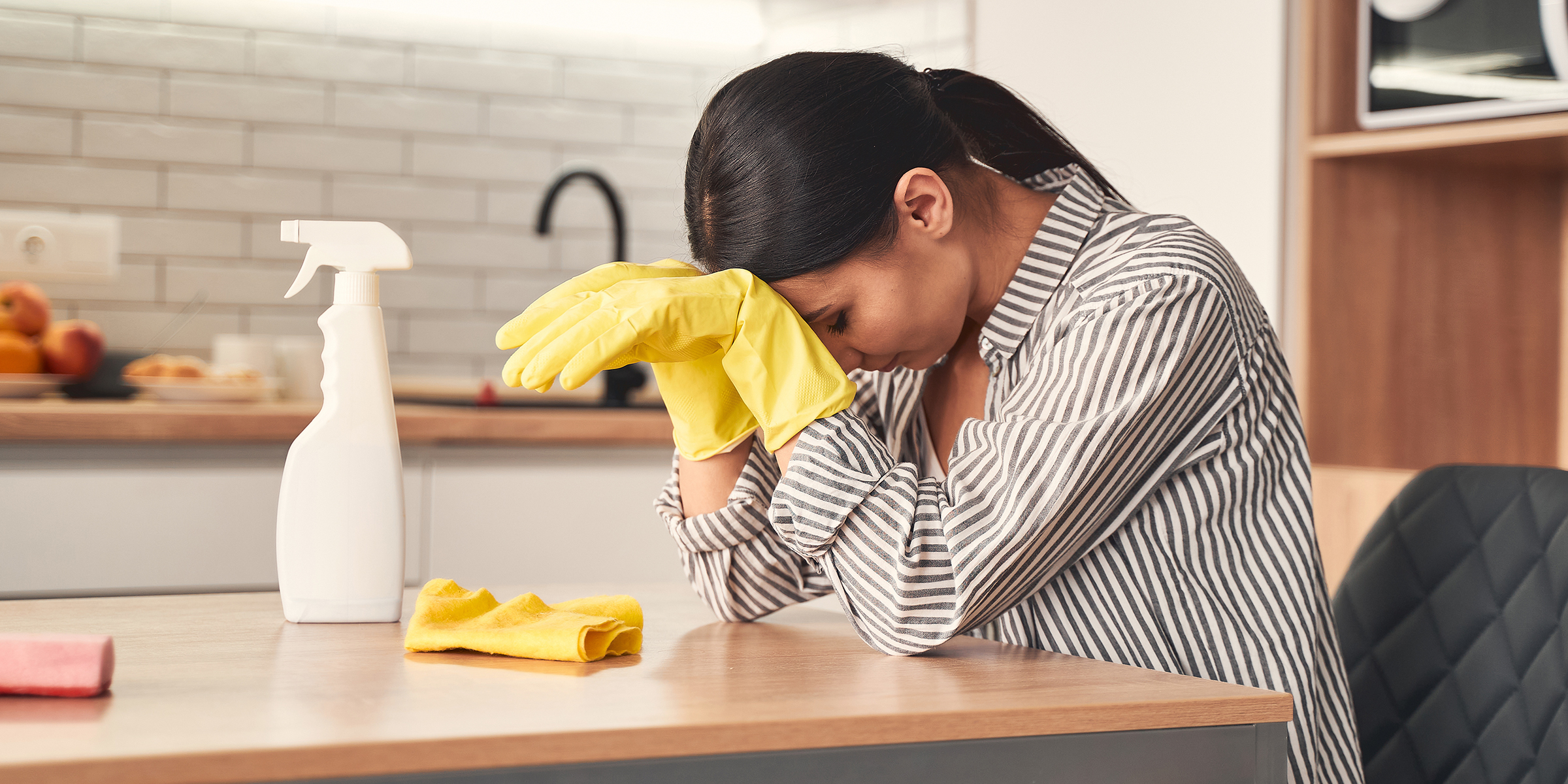 Eine Frau, die an einem Küchentisch sitzt | Quelle: Shutterstock