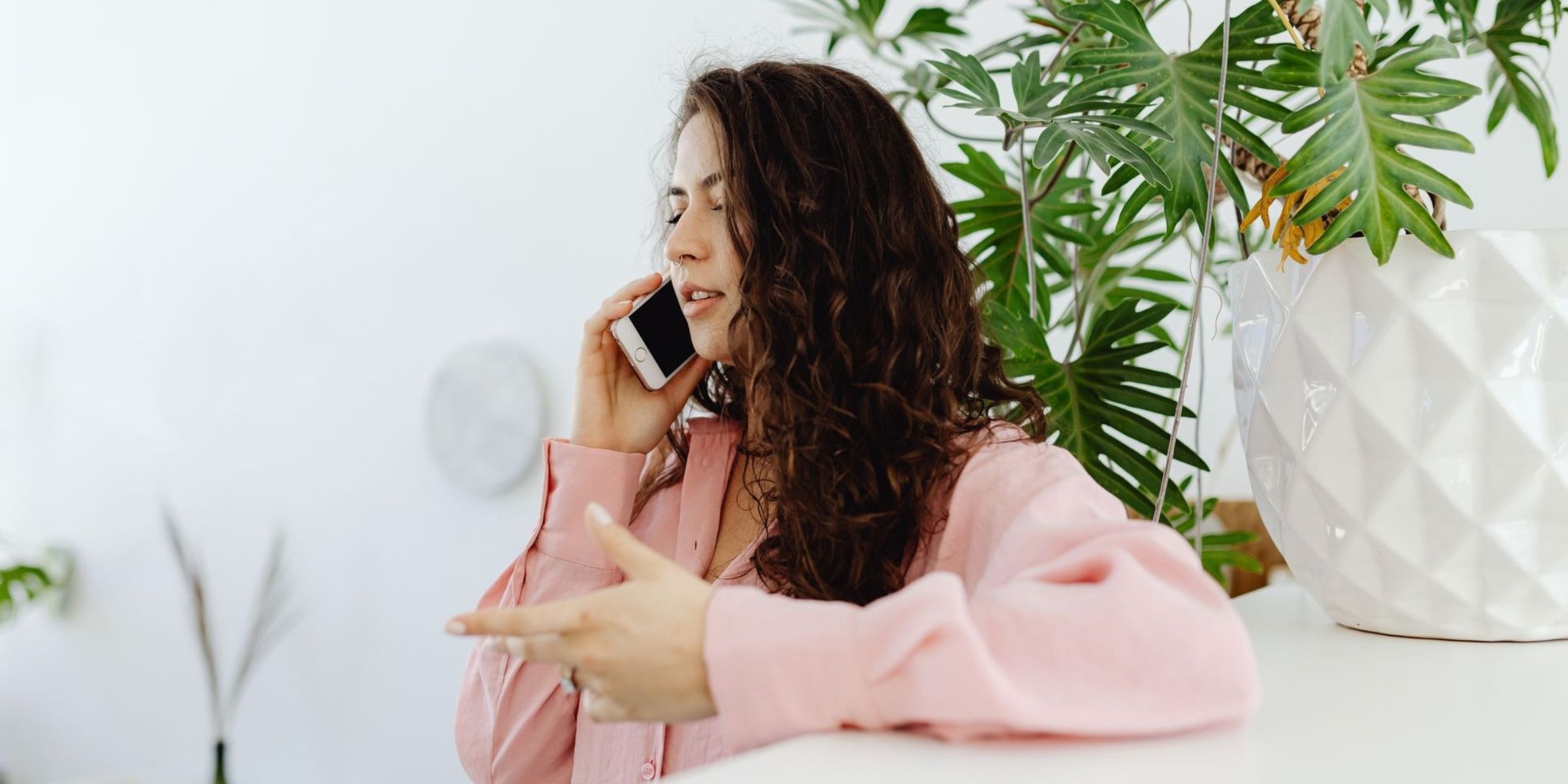 Frau, die zu Hause telefoniert | Quelle: Pexels