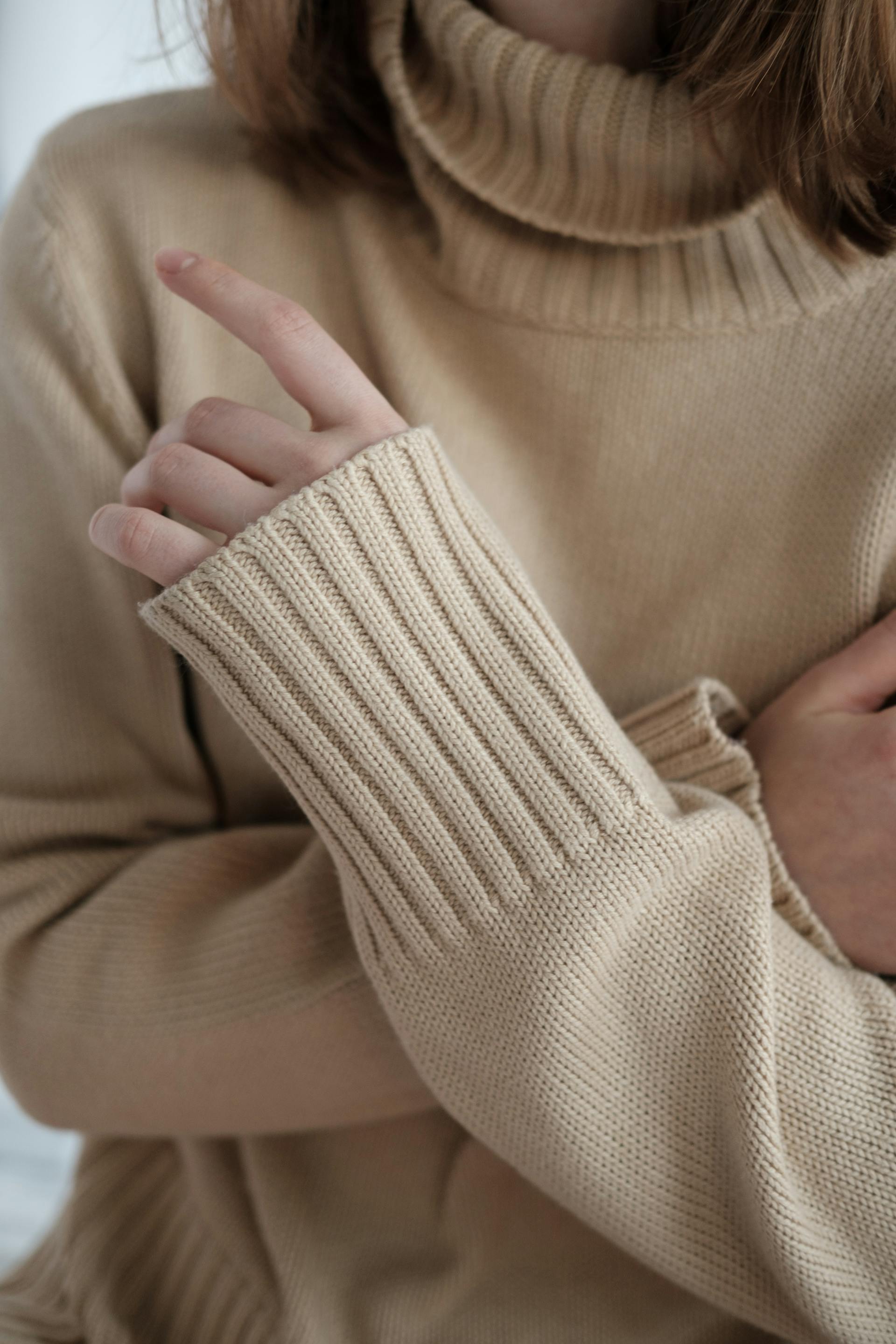 Nahaufnahme einer Frau, die ihre Arme verschränkt | Quelle: Pexels