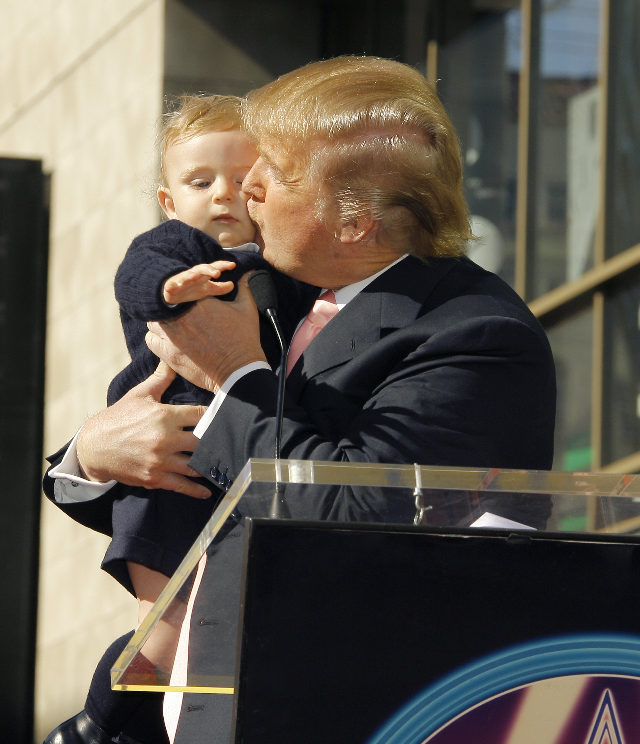 Baby Barron und Donald Trump bei der Ehrung von Donald Trump mit einem Stern auf dem Hollywood Walk of Fame am 16. Januar 2006 in Hollywood, Kalifornien. | Quelle: Getty Images