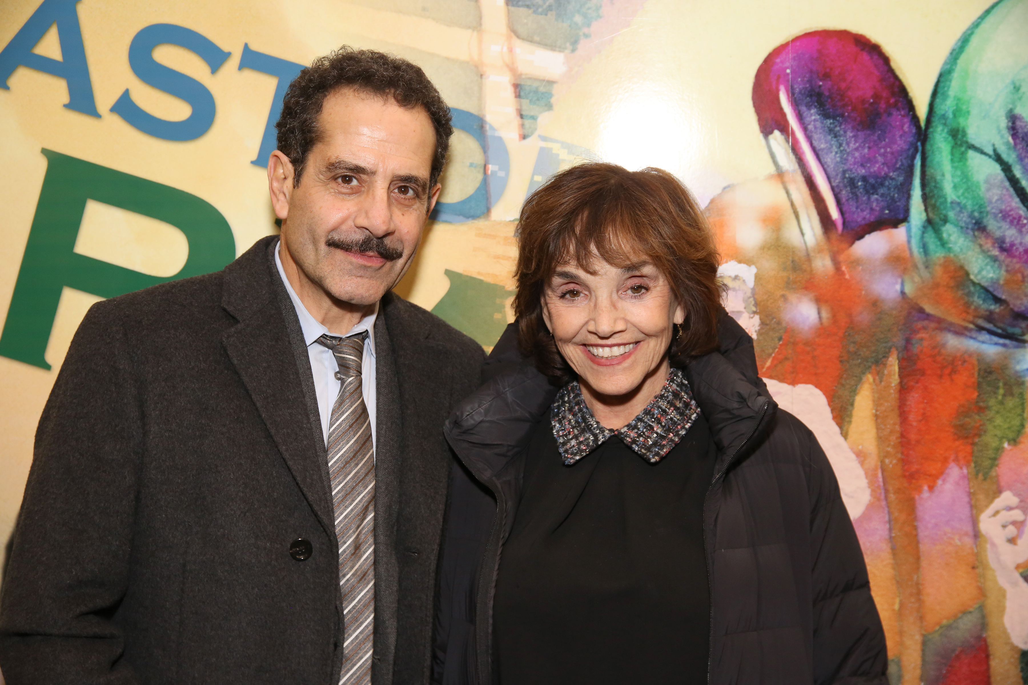 Tony Shalhoub und die Schauspielerin beim Pressempfang zur Premiere von „The Babylon Line“ am 5. Dezember 2016 in New York. | Quelle: Getty Images
