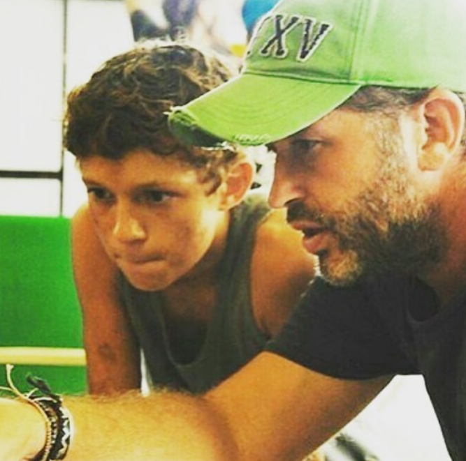 Eine seiner ersten großen Rollen hatte er in dem Überlebensdrama "The Impossible" an der Seite von Naomi Watts und Ewan McGregor. In this photo, he worked with Ben Perkins in a throwback image uploaded on June 14, 2016. | Source: Instagram/tomholland2013