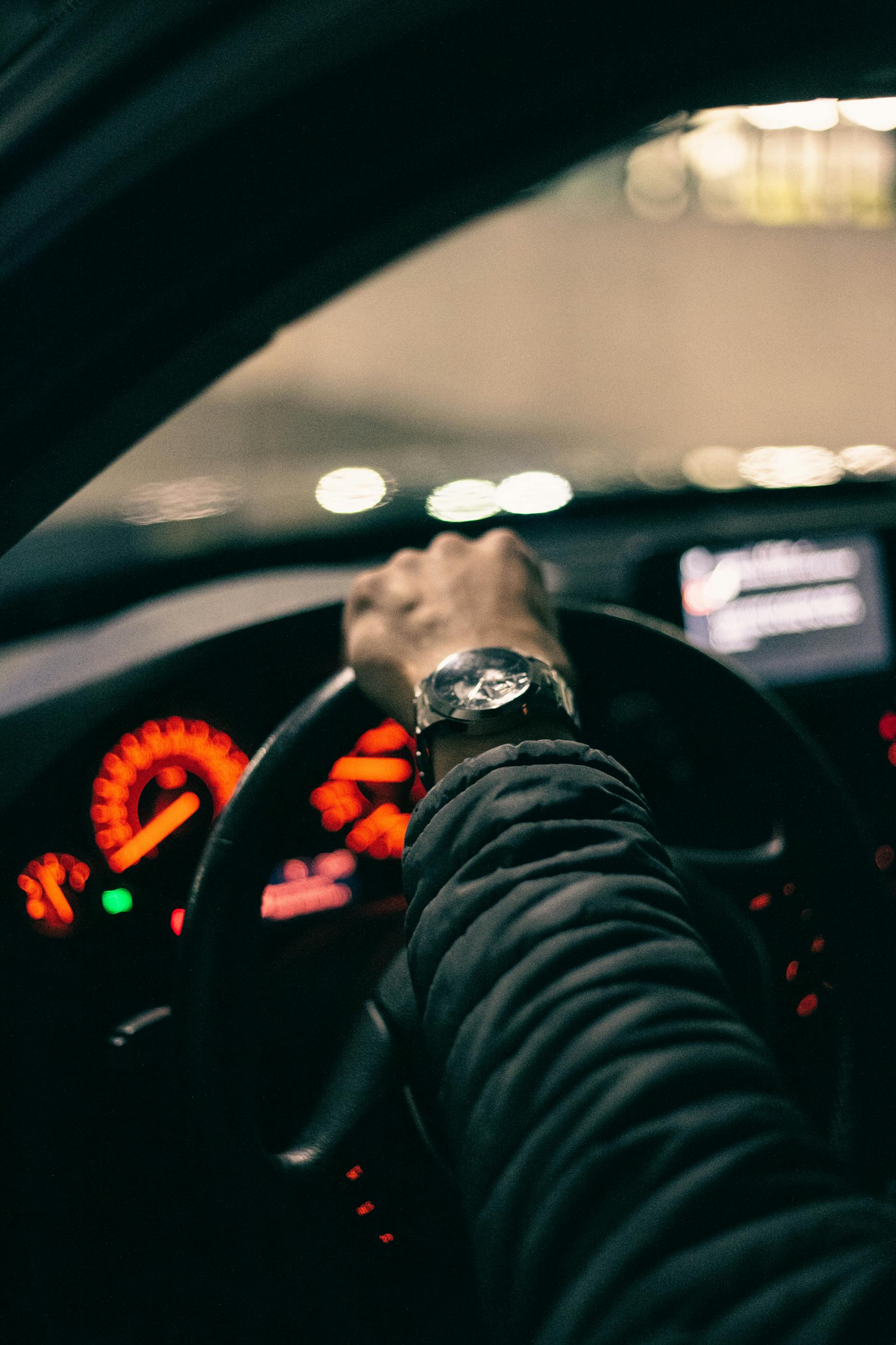 Ein Mann am Steuer eines Autos | Quelle: Pexels