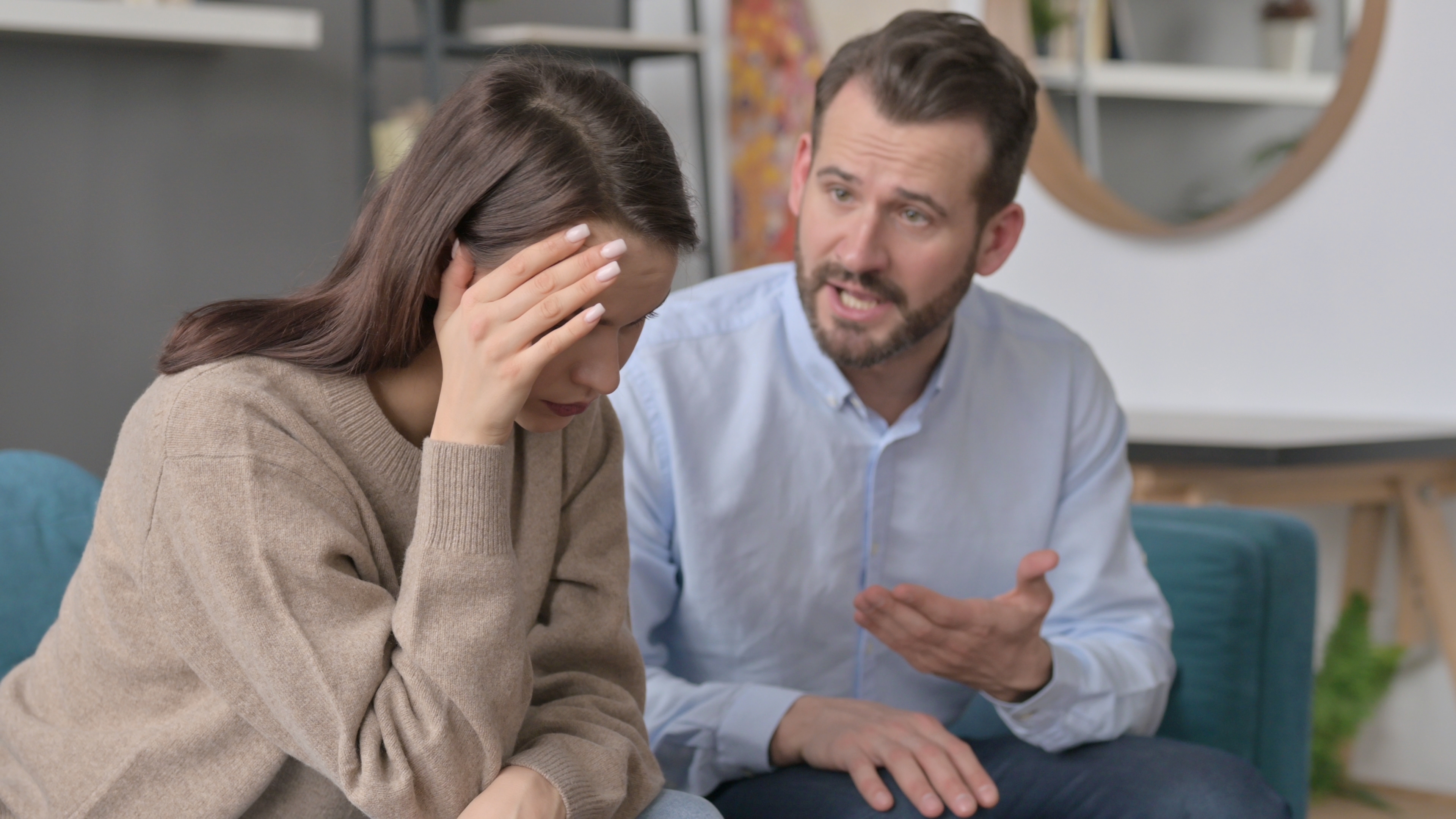 Ein Mann verteidigt sich bei einem Streit | Quelle: Shutterstock