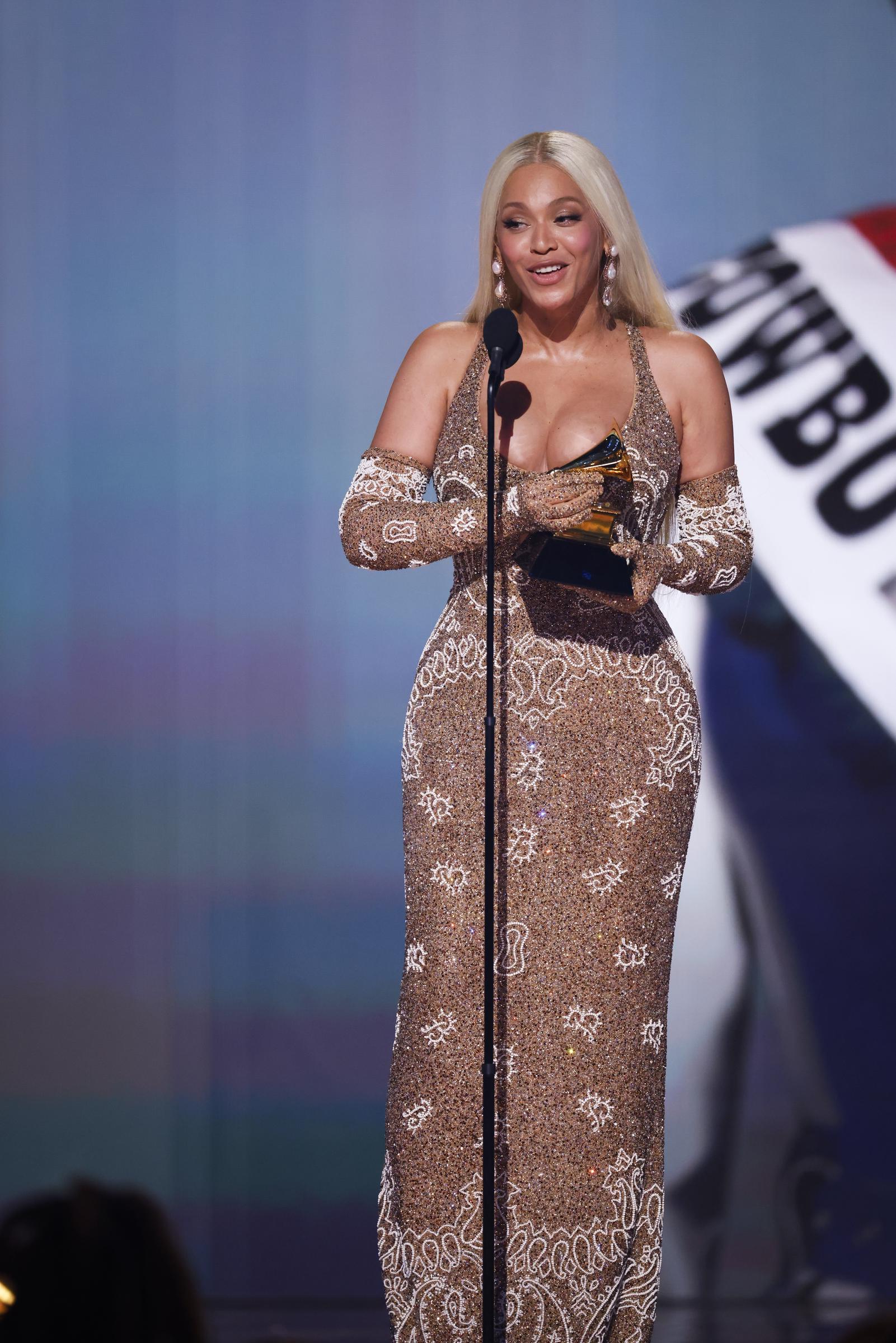 Beyoncé spricht auf der Bühne bei den 67th Annual Grammy Awards in der Crypto.com Arena in Los Angeles | Quelle: Getty Images