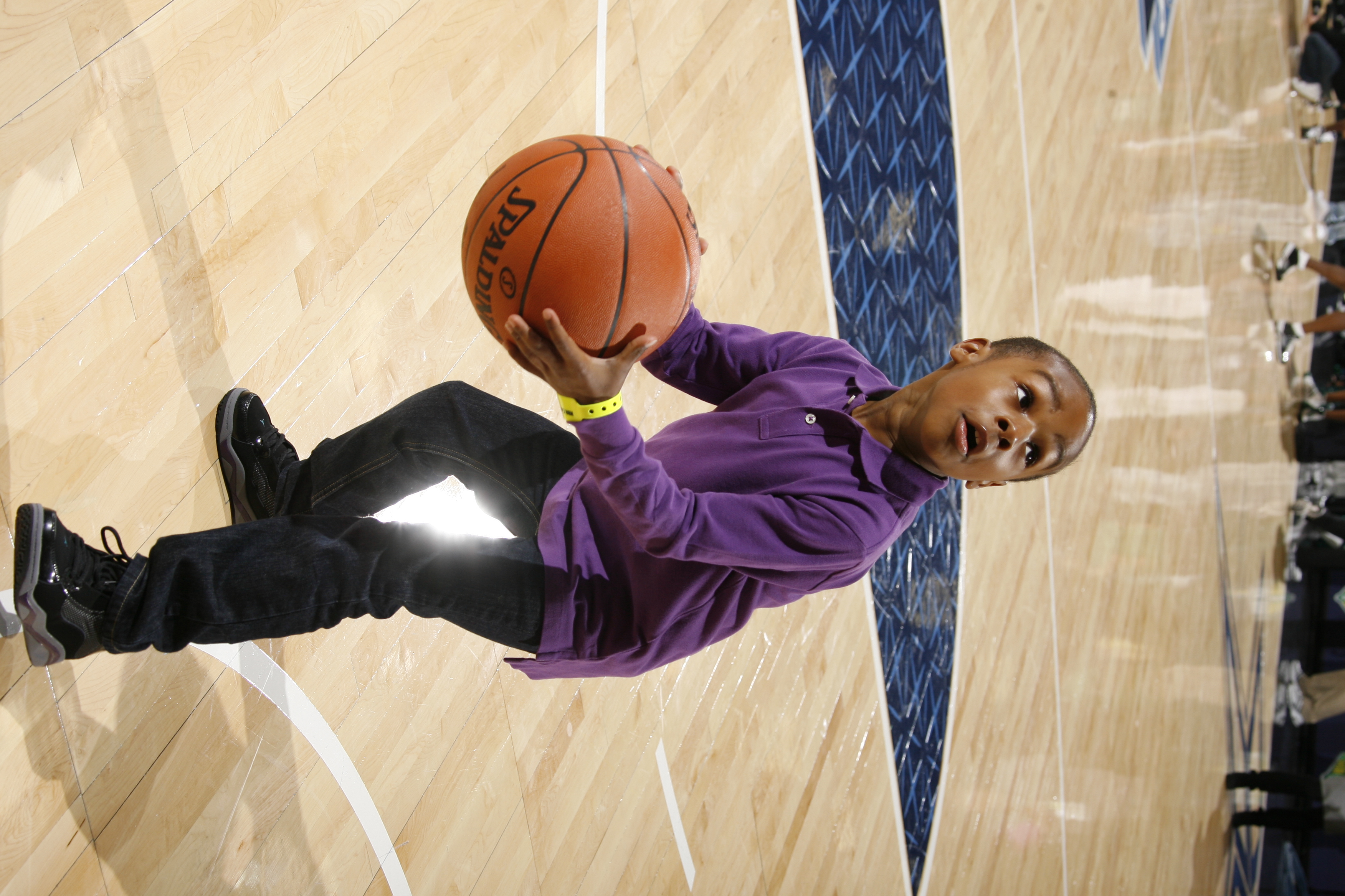 LeBrons Sohn, Bronny James, während des NBA All Star Weekend am 12. Februar 2010 | Quelle: Getty Images