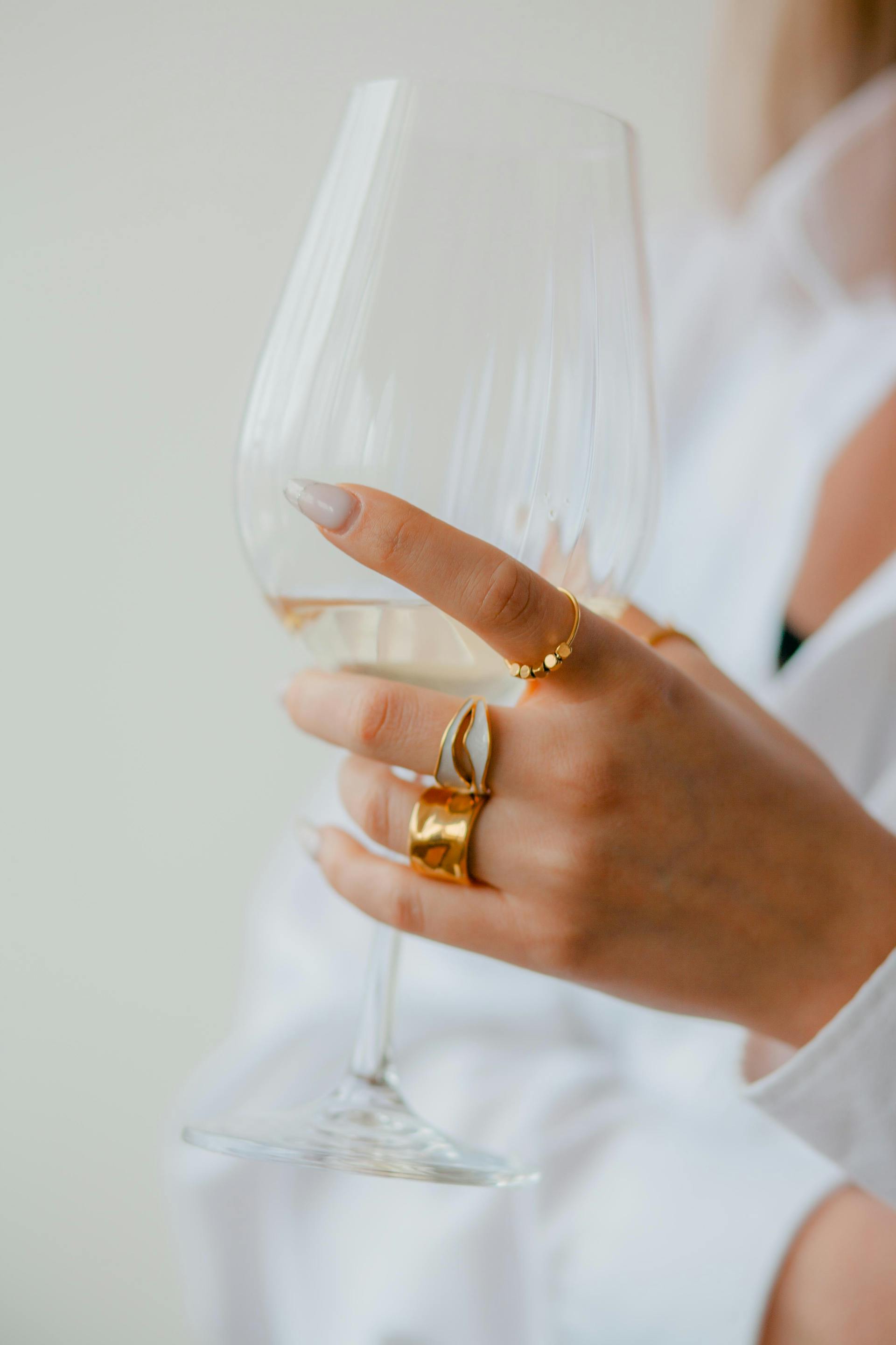 Eine Frau hält ein Glas Champagner | Quelle: Pexels