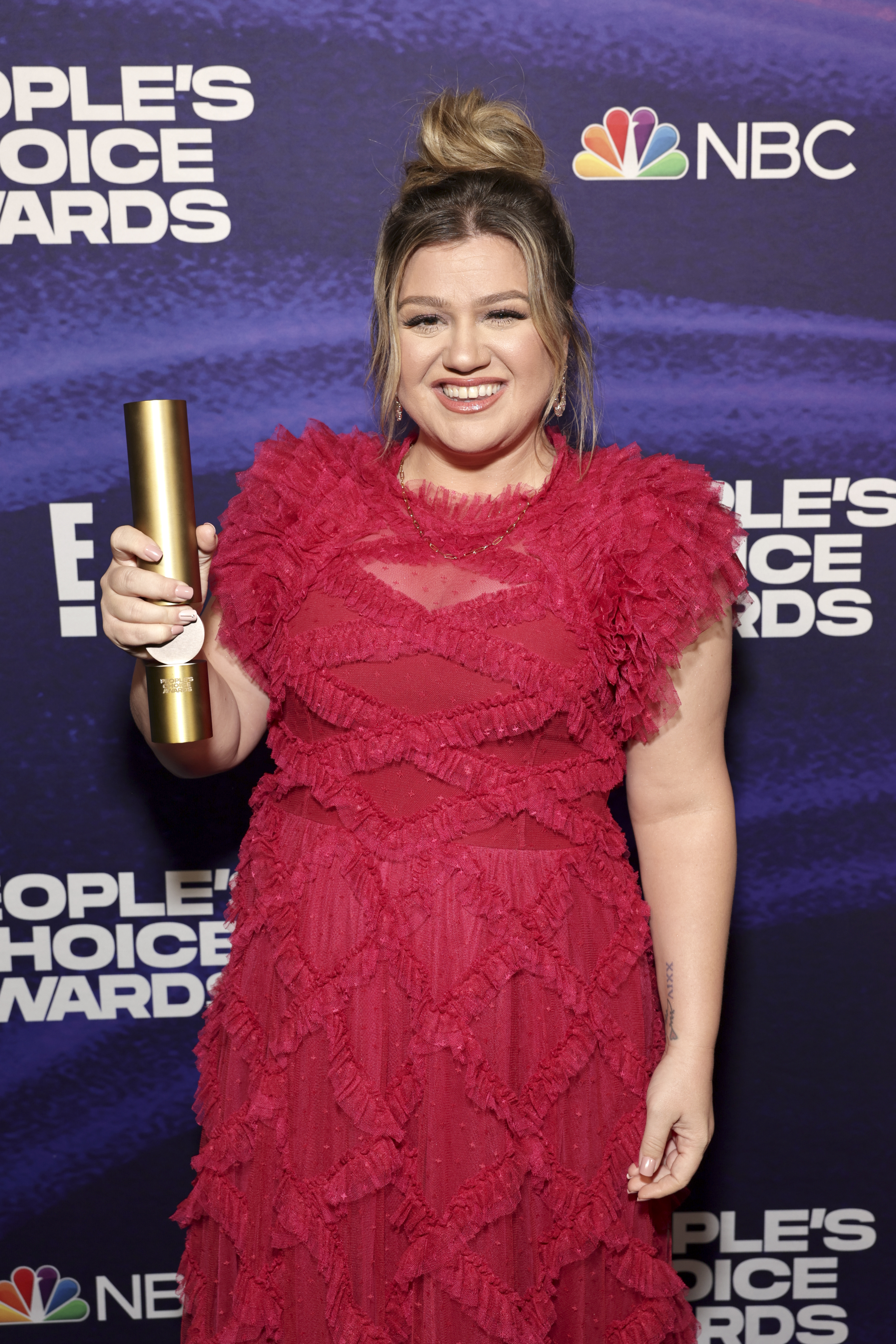 Kelly Clarkson posiert backstage während der 2022 People's Choice Awards im Barker Hangar am 6. Dezember 2022 in Santa Monica, Kalifornien. | Quelle: Getty Images