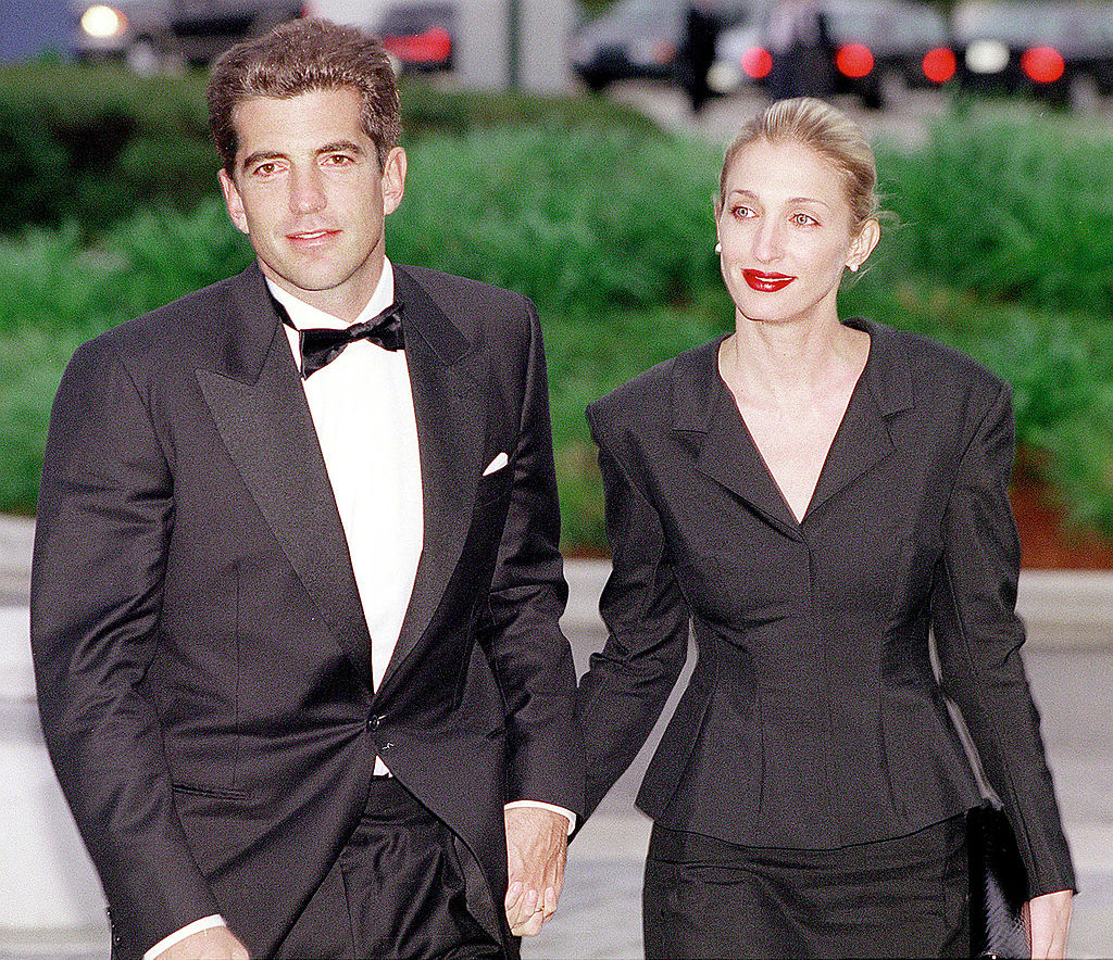 John F. Kennedy, Jr. und Carolyn Bessette Kennedy kommen zum jährlichen Abendessen der John F. Kennedy Library Foundation und den Profiles in Courage Awards am 23. Mai 1999 in Boston, Massachusetts. | Quelle: Getty Images