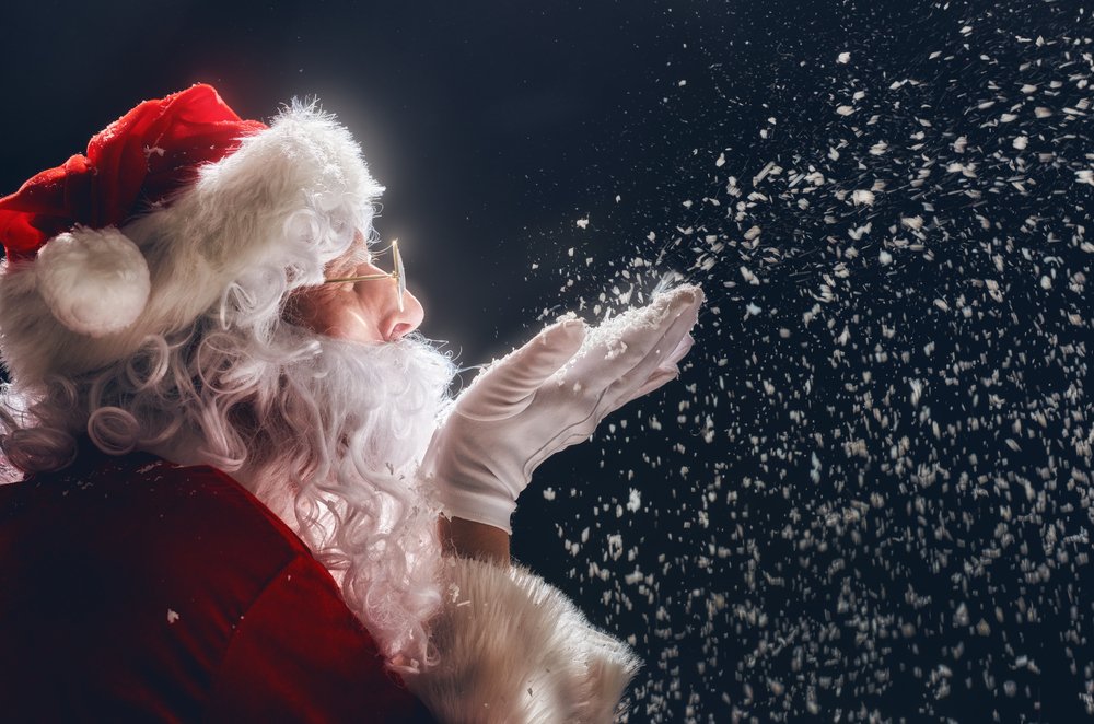 Der Weihnachtsmann bläst Schnee. | Quelle: Shutterstock