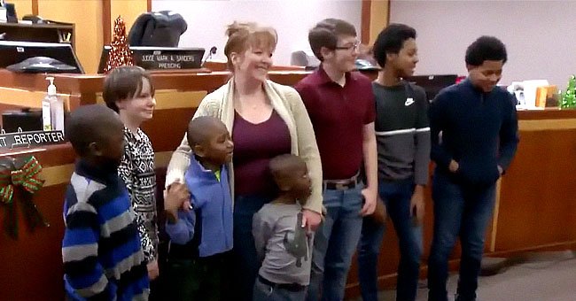 Eine Frau adoptiert offiziell sechs Kinder als ihre eigenen | Quelle: YouTube.com/WISN 12 News