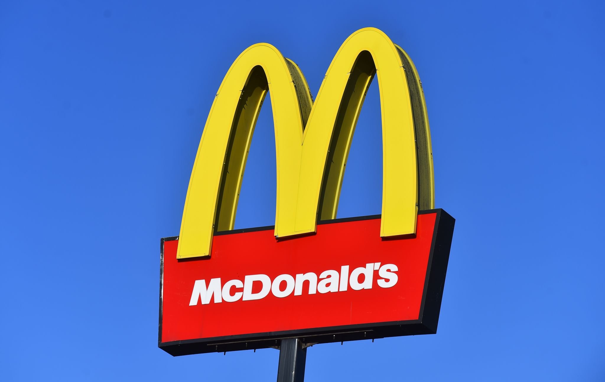 Das Markenzeichen von McDonald's wurde am 13. November 2020 in Staffordshire erfasst. | Quelle: Getty Images